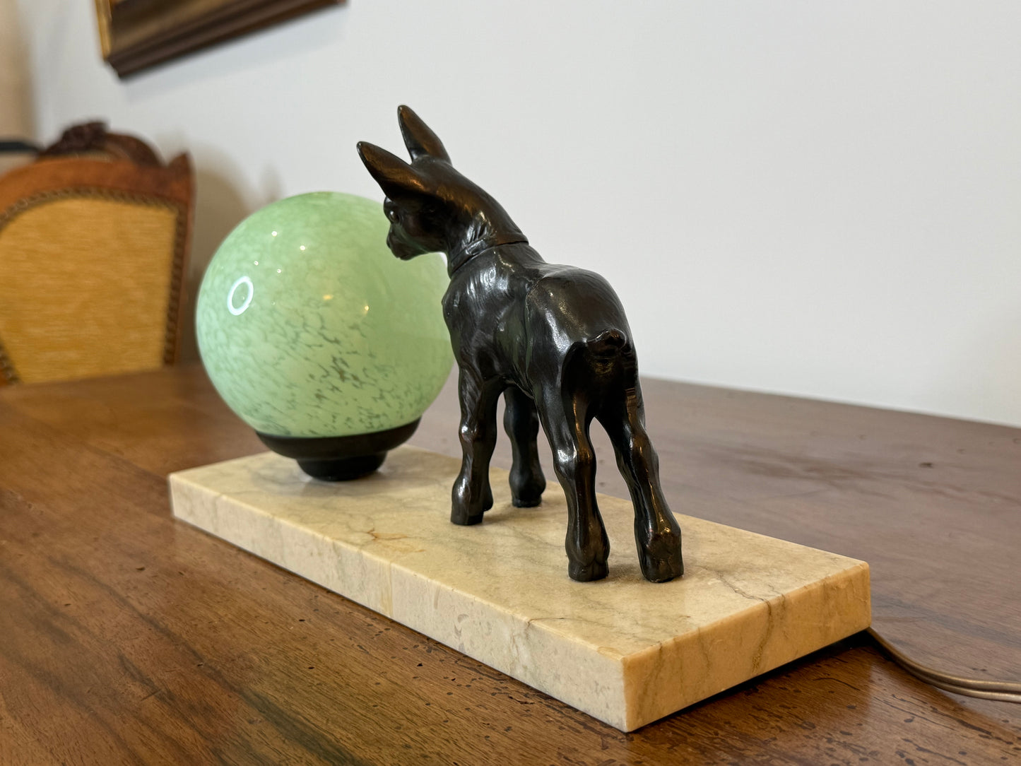 Lampe Art Déco “Faon” en régule et globe en verre – Socle en marbre