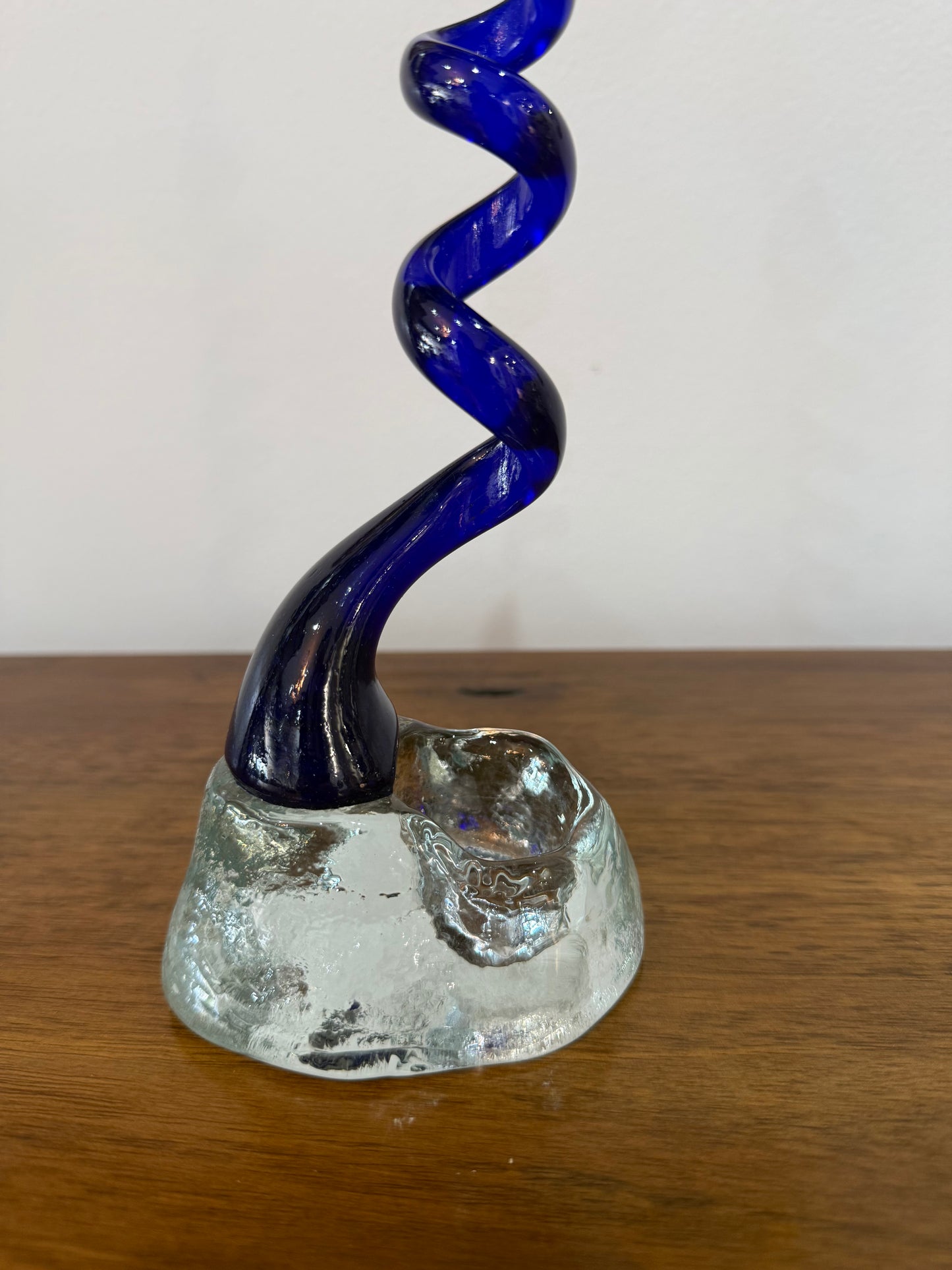 Sculpture / Soliflore en verre soufflé bleu cobalt signé – Travail artistique vintage – H. 32 cm