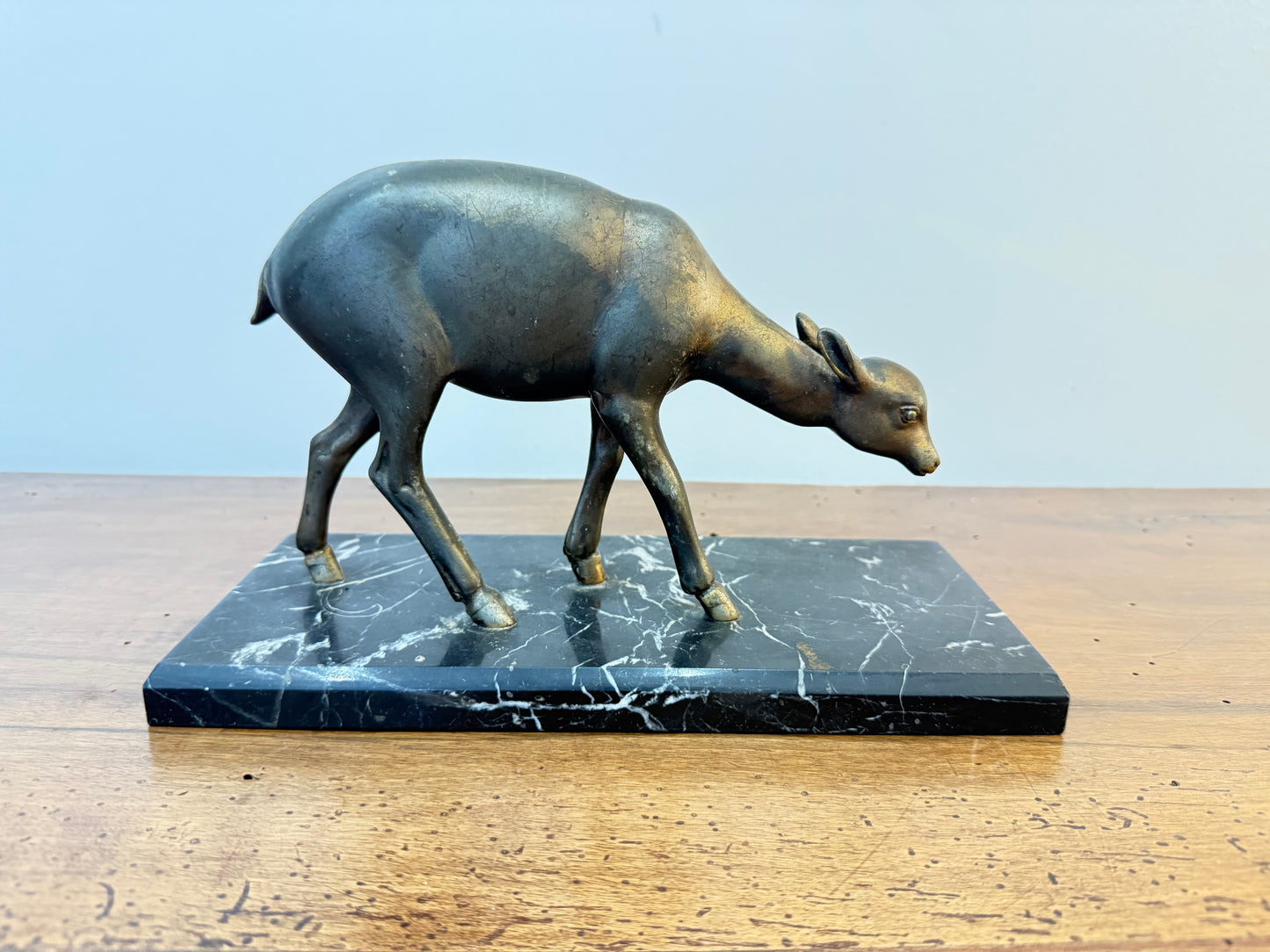 Statue Art Déco en régule représentant un faon sur socle en marbre noir