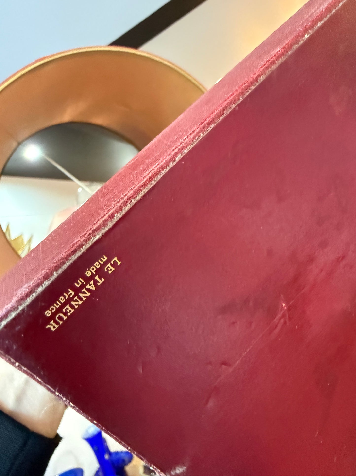 Lampe de table LE TANNEUR en cuir bordeaux – Design français – 65 cm