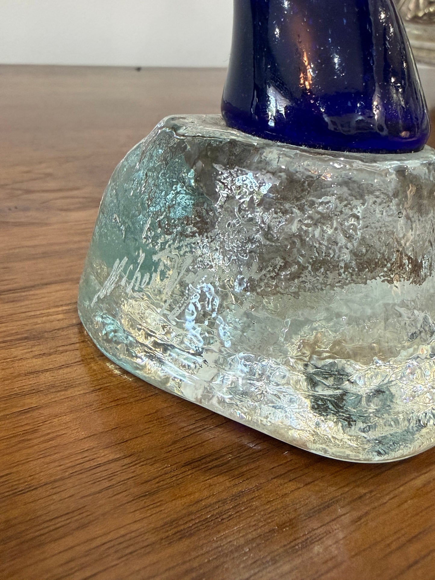 Sculpture / Soliflore en verre soufflé bleu cobalt signé – Travail artistique vintage – H. 32 cm