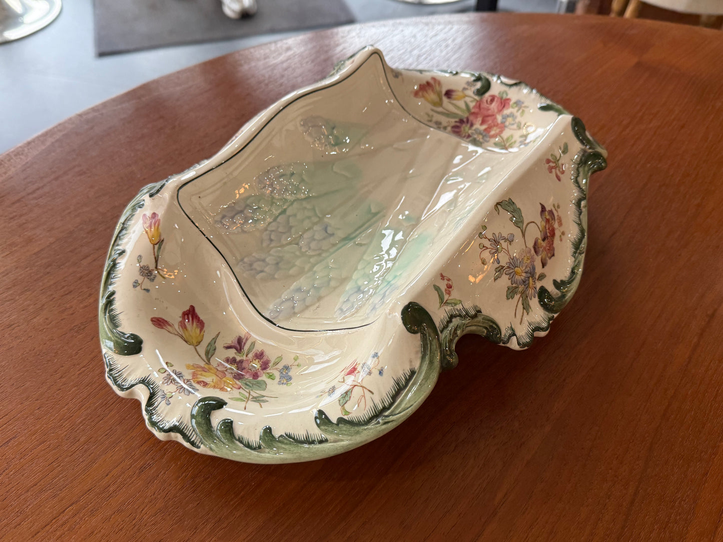 Plat ancien Longchamps Terre de Fer – Modèle 1428 – Décor floral & asperges en relief – 39 x 23 cm