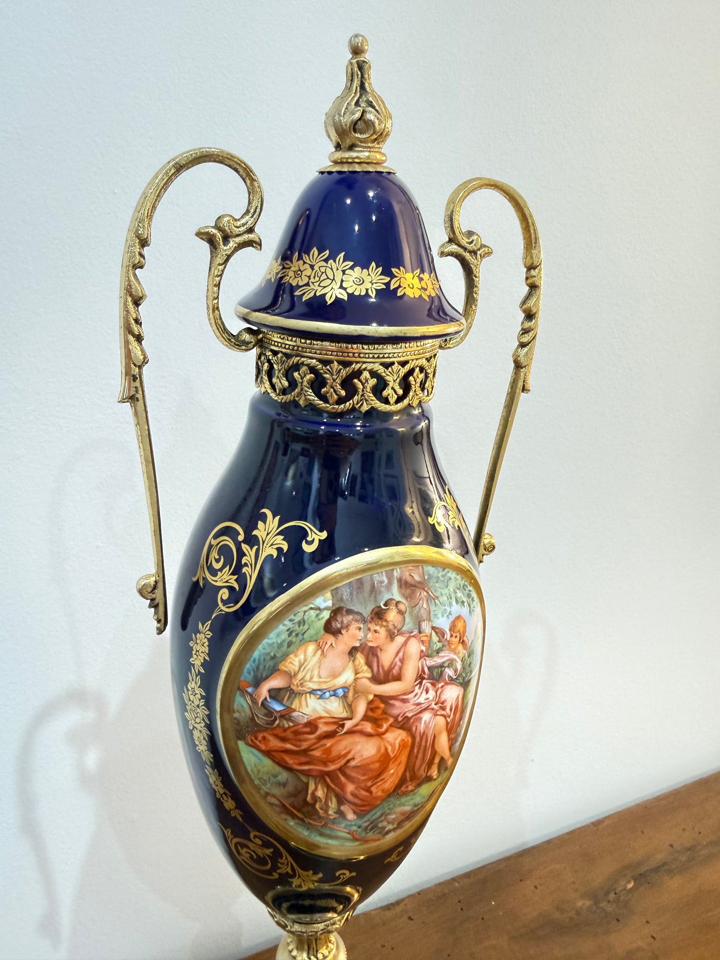 Grand vase couvert en porcelaine bleu cobalt de style Sèvres – Décor romantique – 47 cm