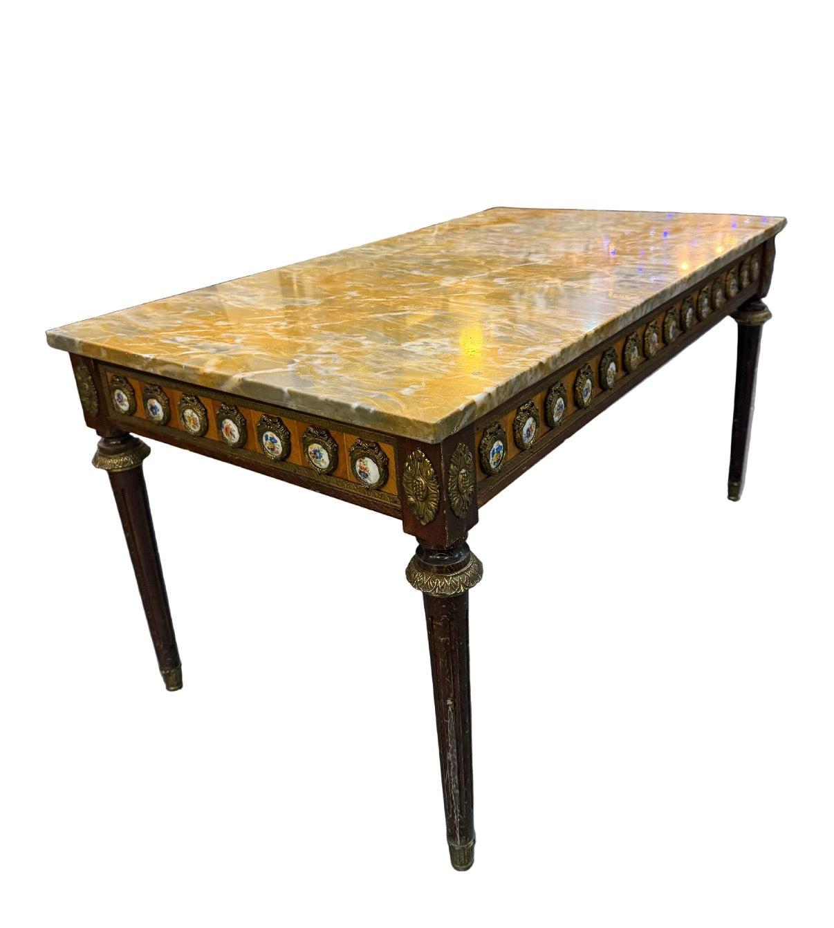 Table basse de style Louis XVI à dessus de marbre et médaillons en porcelaine - bronze