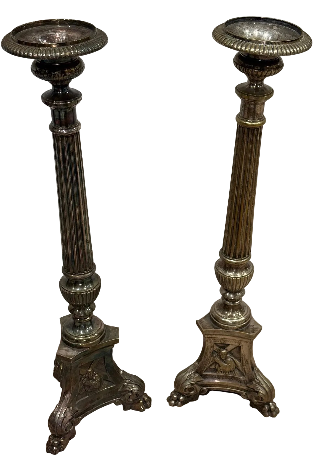 Paire de grands bougeoirs en métal argenté – Style classique – XXe siècle