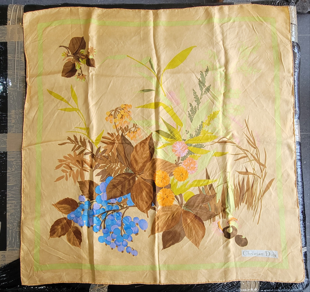 Foulard en soie Christian Dior – Motif floral vintage, années 1970