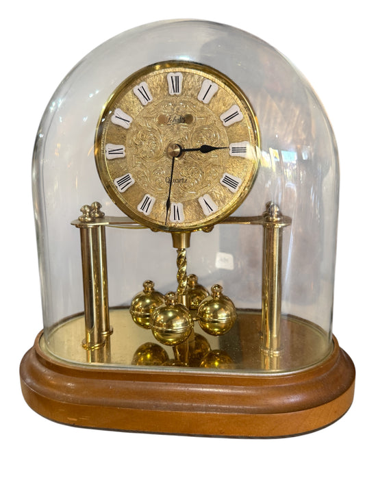 Horloge Schatz sous globe en verre – Balancier rotatif – Années 1980