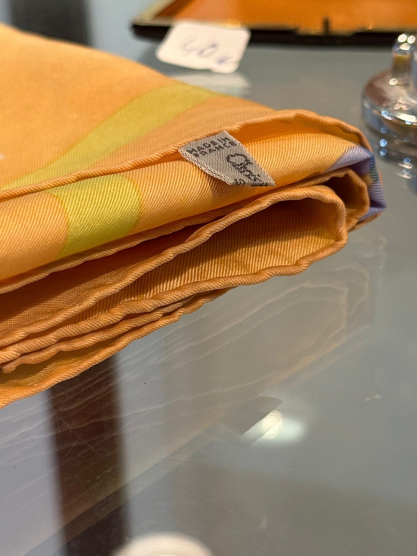 Foulard en soie Christian Dior – Motif floral vintage, années 1970