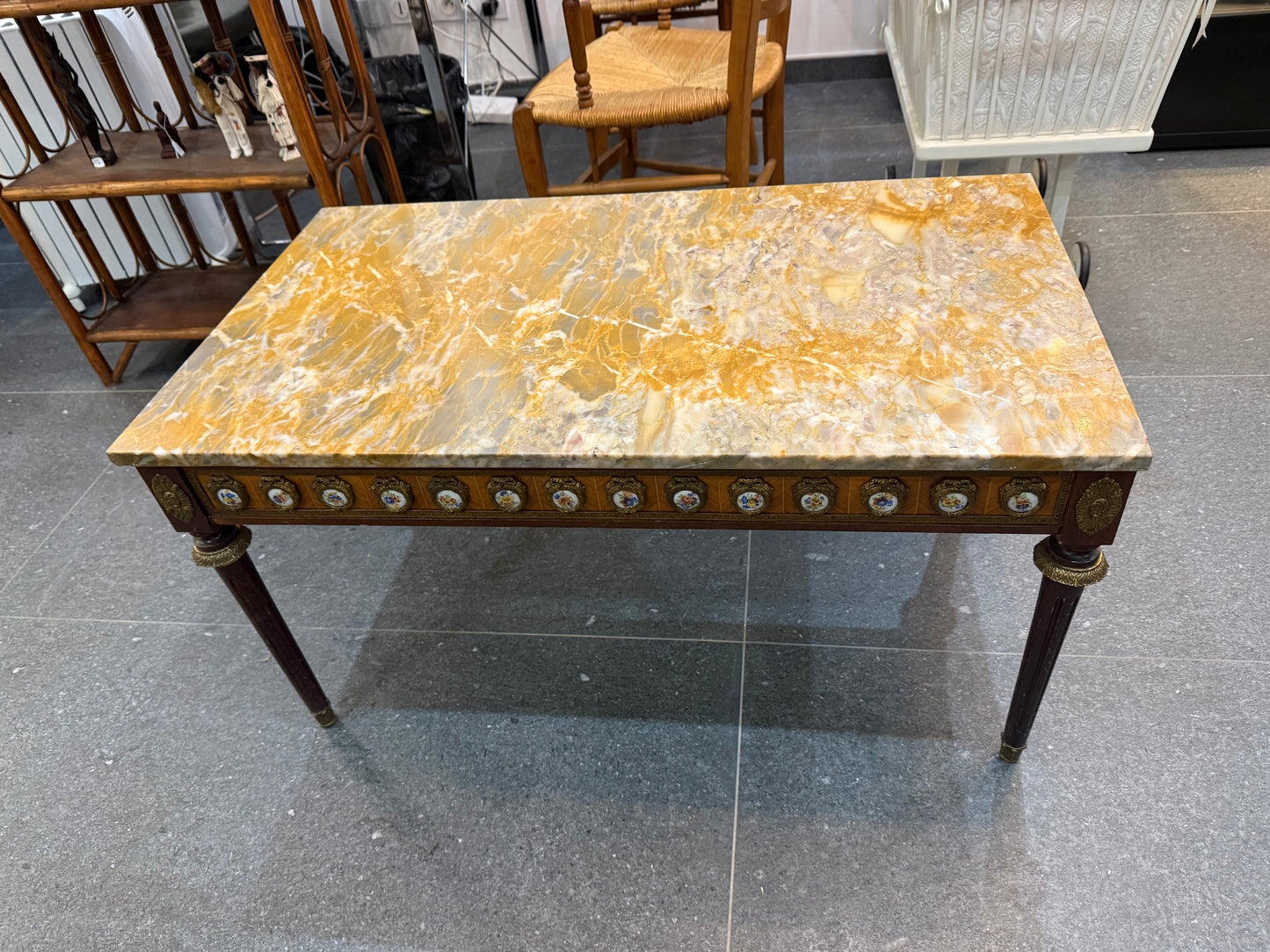 Table basse de style Louis XVI à dessus de marbre et médaillons en porcelaine - bronze