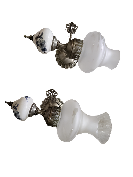 Paire d'appliques murales vintage en laiton, porcelaine et verre satiné