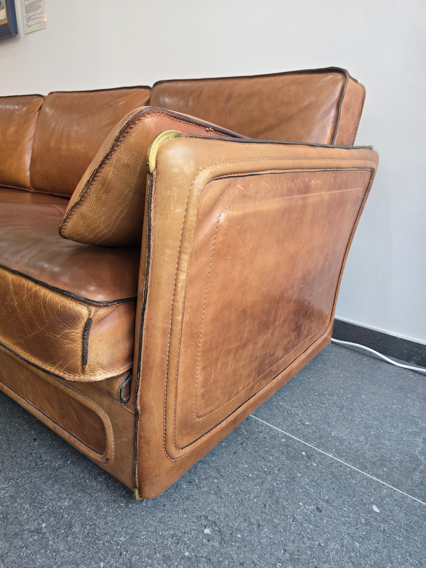 Salon Roche Bobois vintage années 80 – Cuir de buffle cognac – 2 canapés + pouf