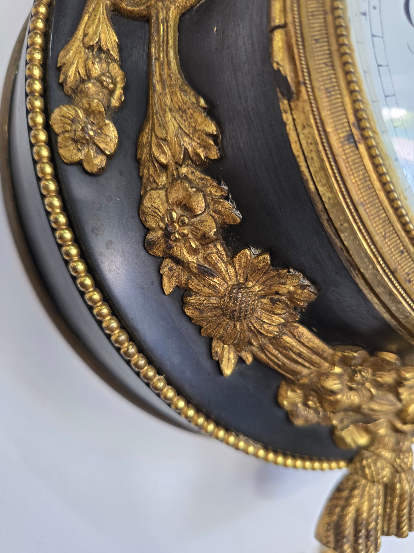 Pendule murale de style Louis XVI en bronze doré – XIXe siècle