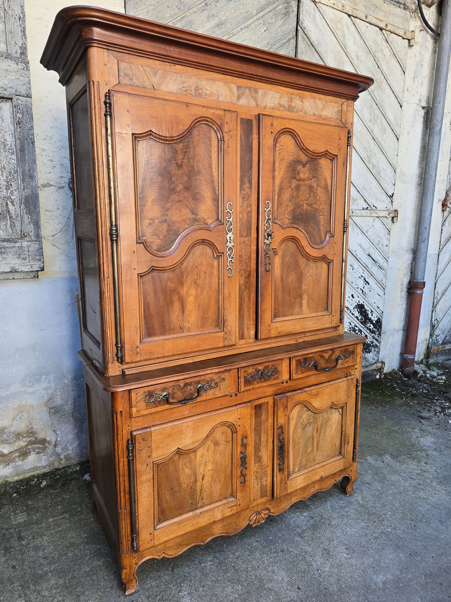 Buffet deux-corps d’époque Louis XV en noyer massif – XVIIIe siècle