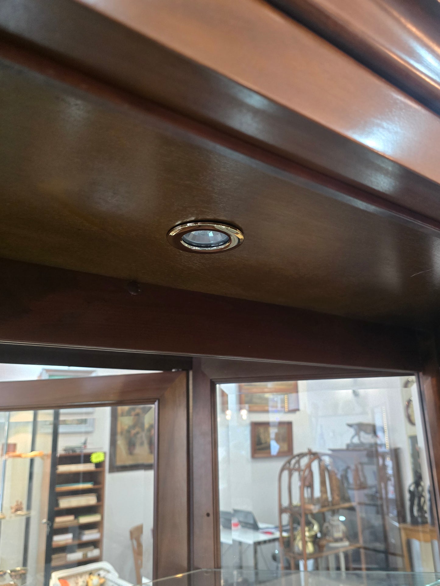 Vitrine hexagonale vintage en bois et verre – éclairé-Style classique. Collection