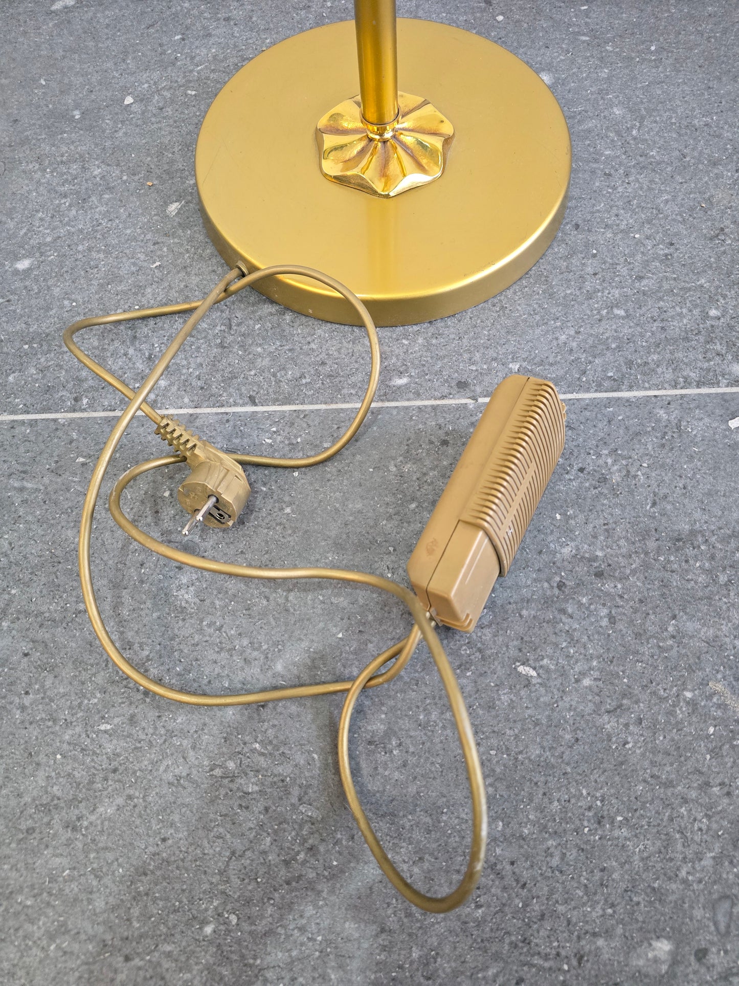 Lampadaire vintage en métal doré – Coupe opaline – Style néoclassique années 70/80