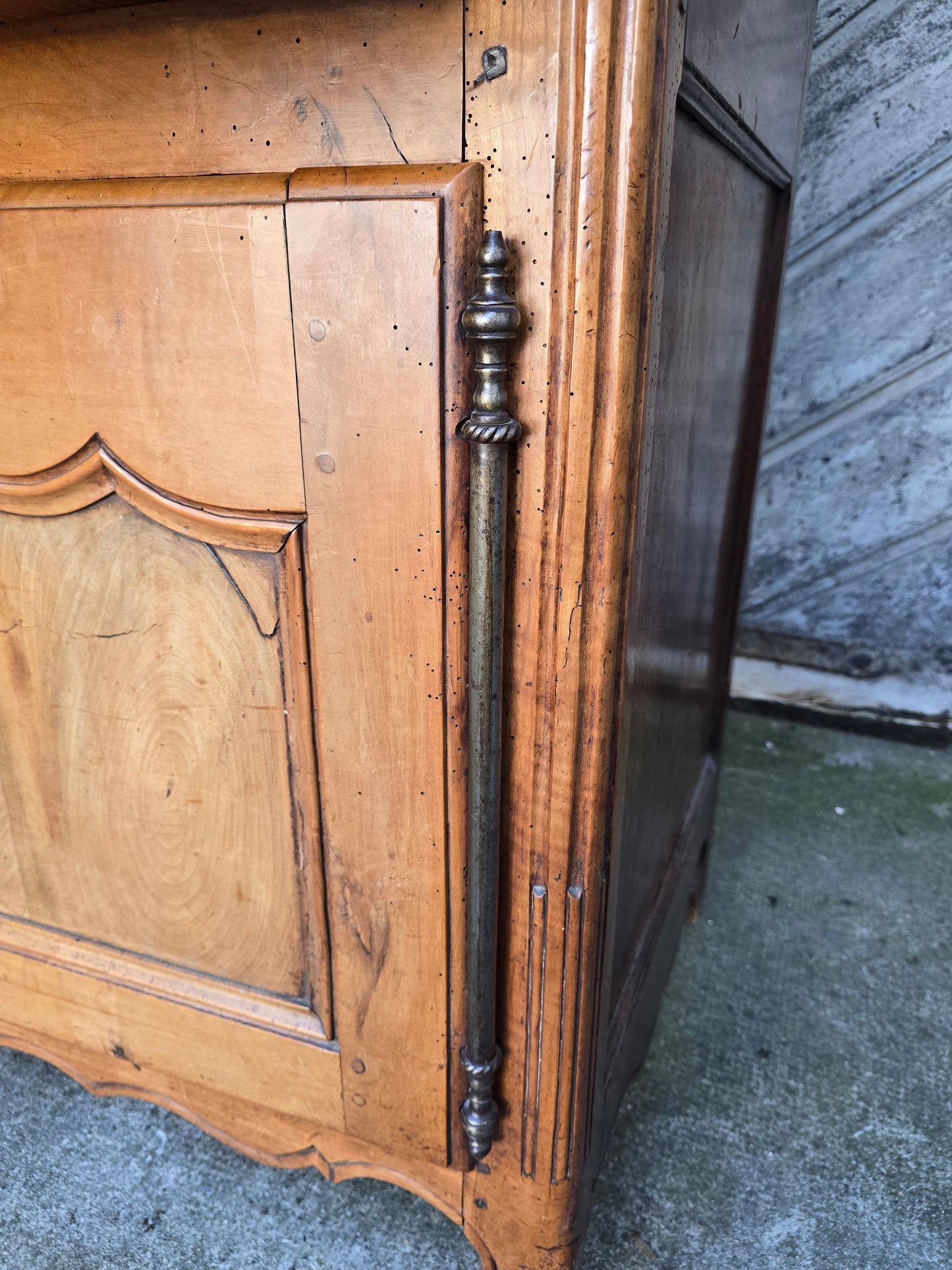 Buffet deux-corps d’époque Louis XV en noyer massif – XVIIIe siècle