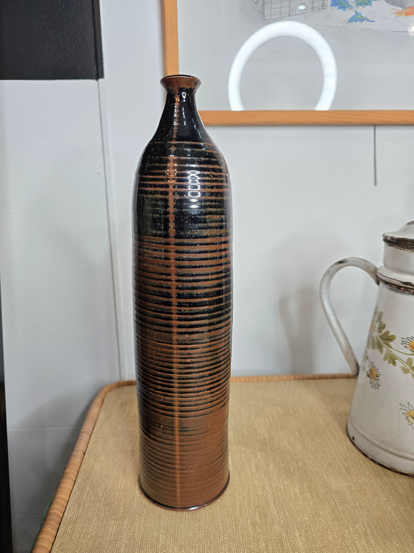 Vase en grès émaillé strié – Tons brun et noir – Travail artisanal – Années 1970