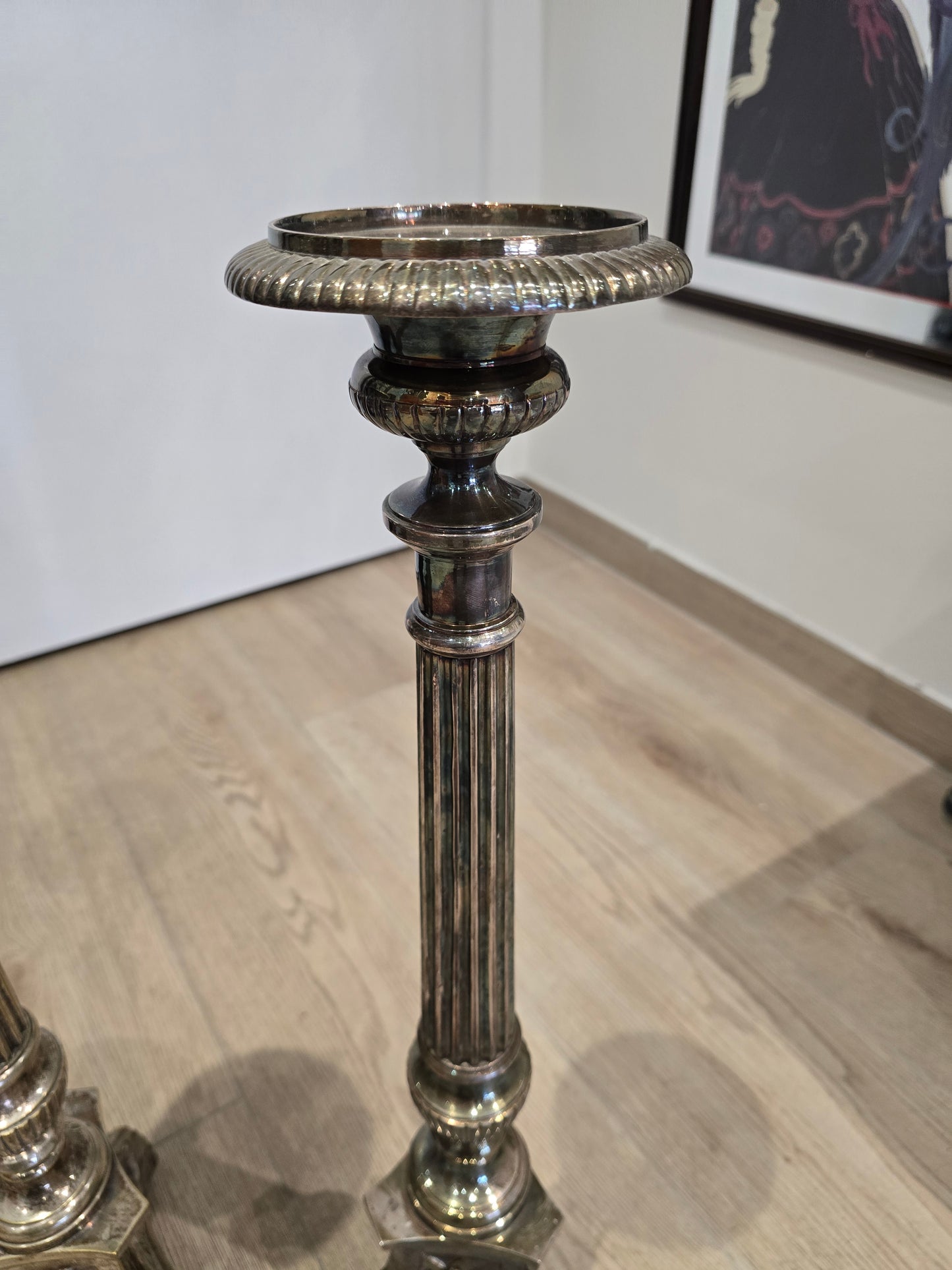 Paire de grands bougeoirs en métal argenté – Style classique – XXe siècle