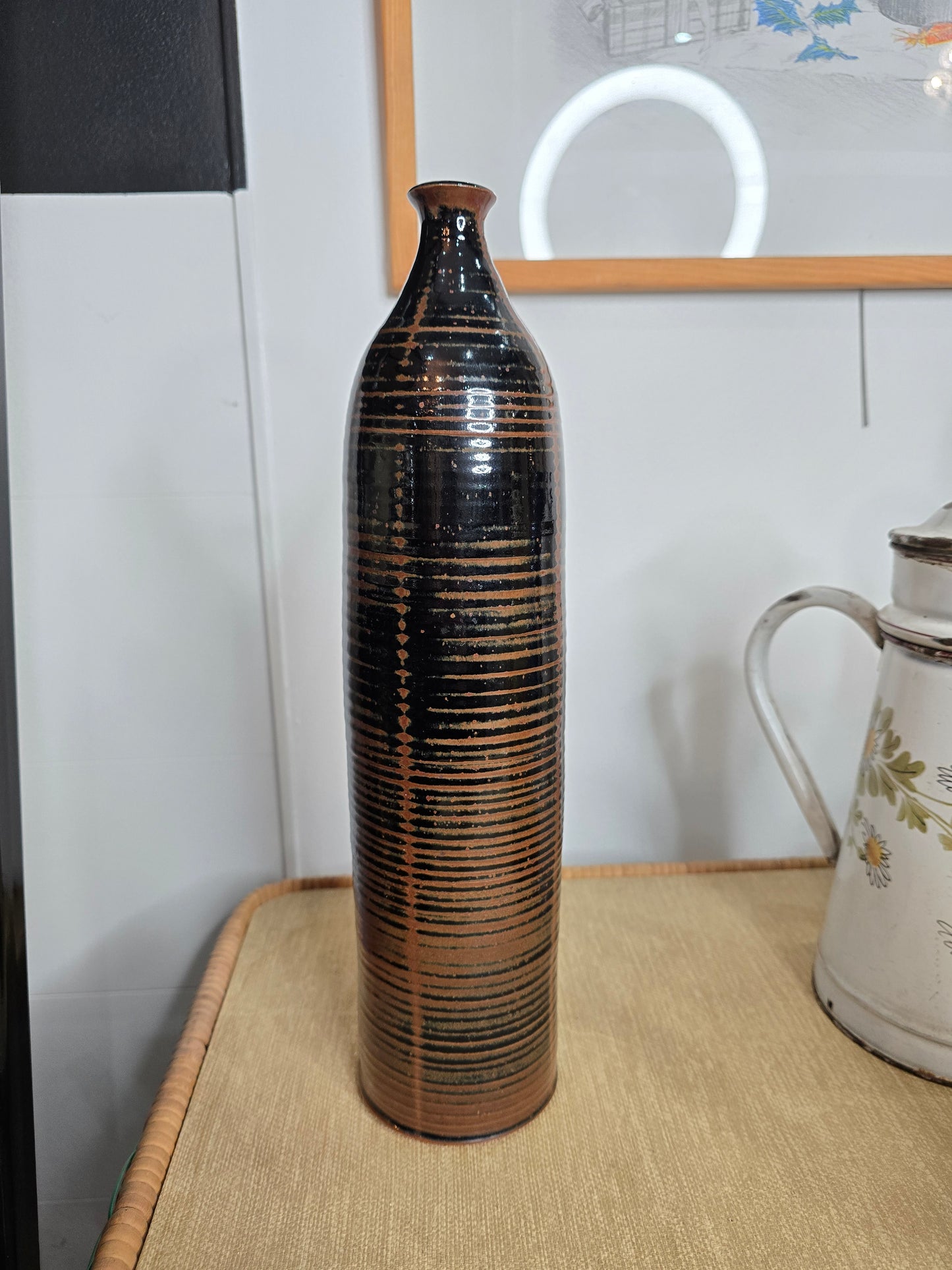 Vase en grès émaillé strié – Tons brun et noir – Travail artisanal – Années 1970