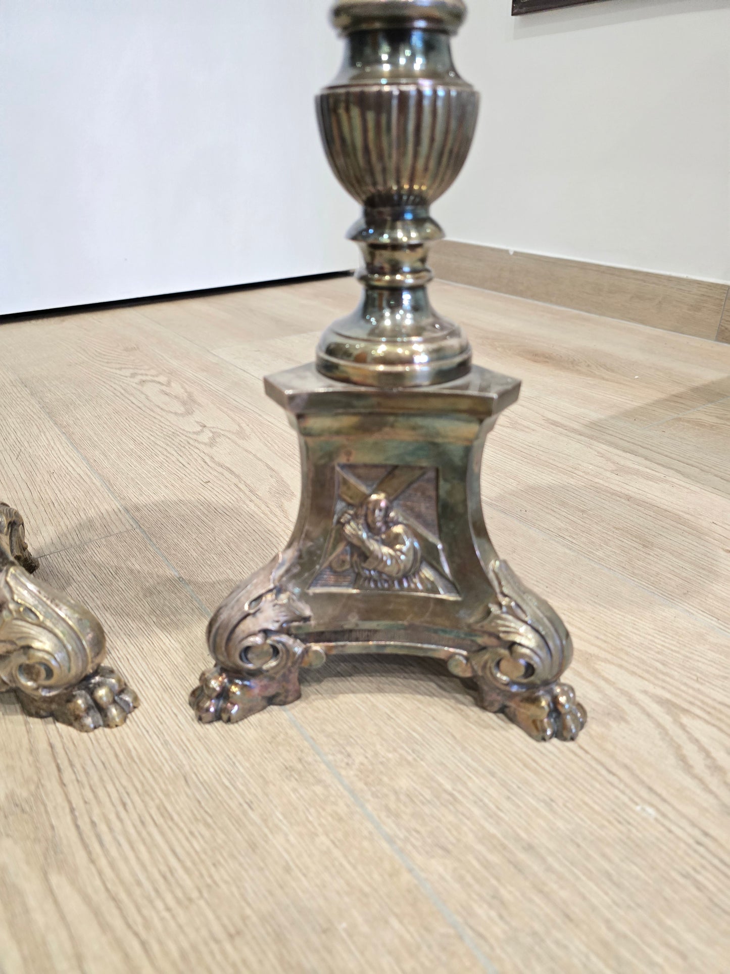 Paire de grands bougeoirs en métal argenté – Style classique – XXe siècle