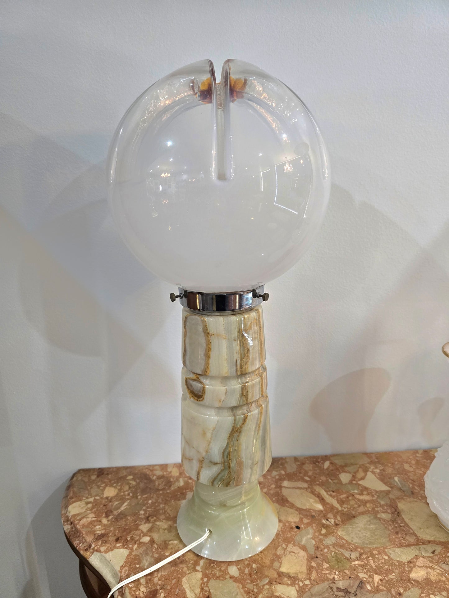 Lampe vintage en verre opalin et onyx – Design italien – Années 1960/1970