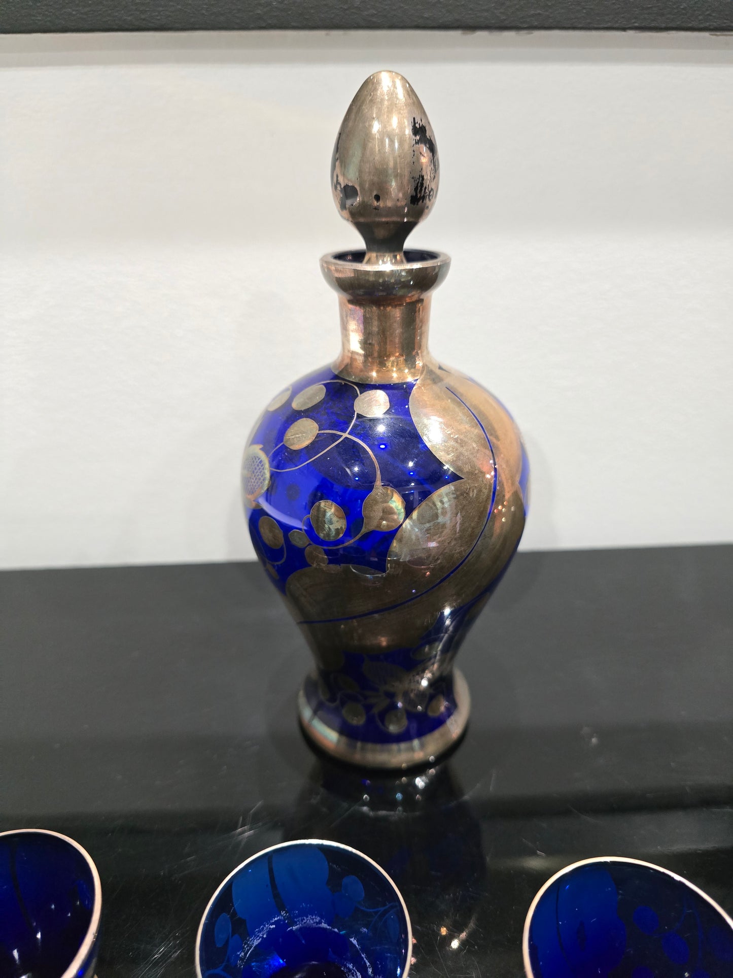 Service à liqueur ancien en verre bleu cobalt décoré d’argent – 1 carafe + 8 verres