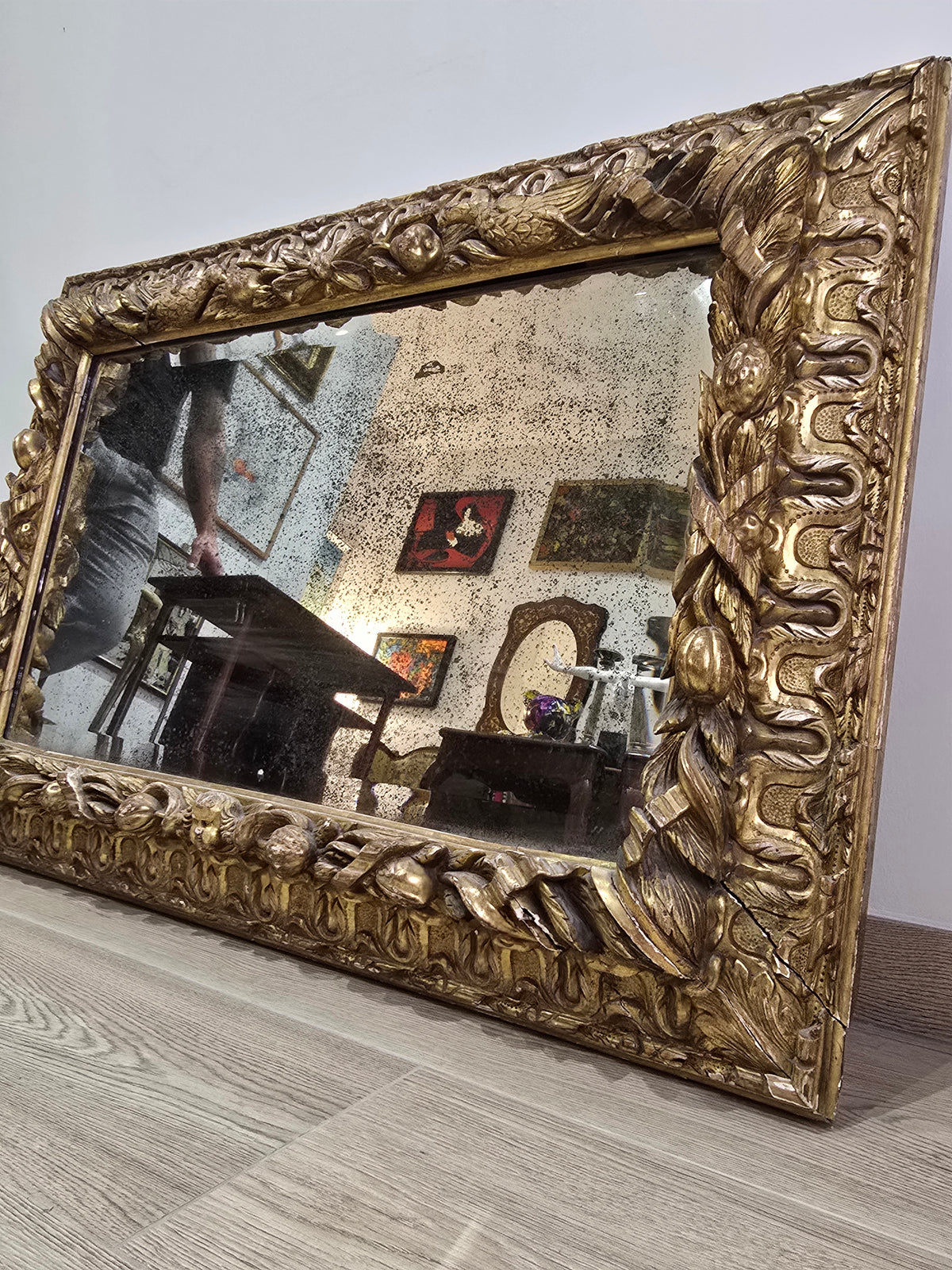 Exceptionnel miroir XVIIIe siècle en bois sculpté doré – décor oiseaux, fruits et angelot – 98 x 68 cm.
