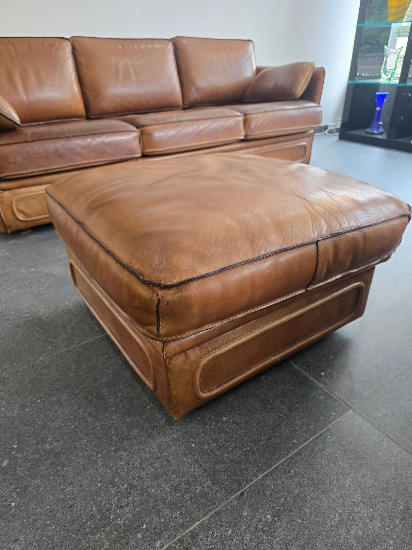 Salon Roche Bobois vintage années 80 – Cuir de buffle cognac – 2 canapés + pouf