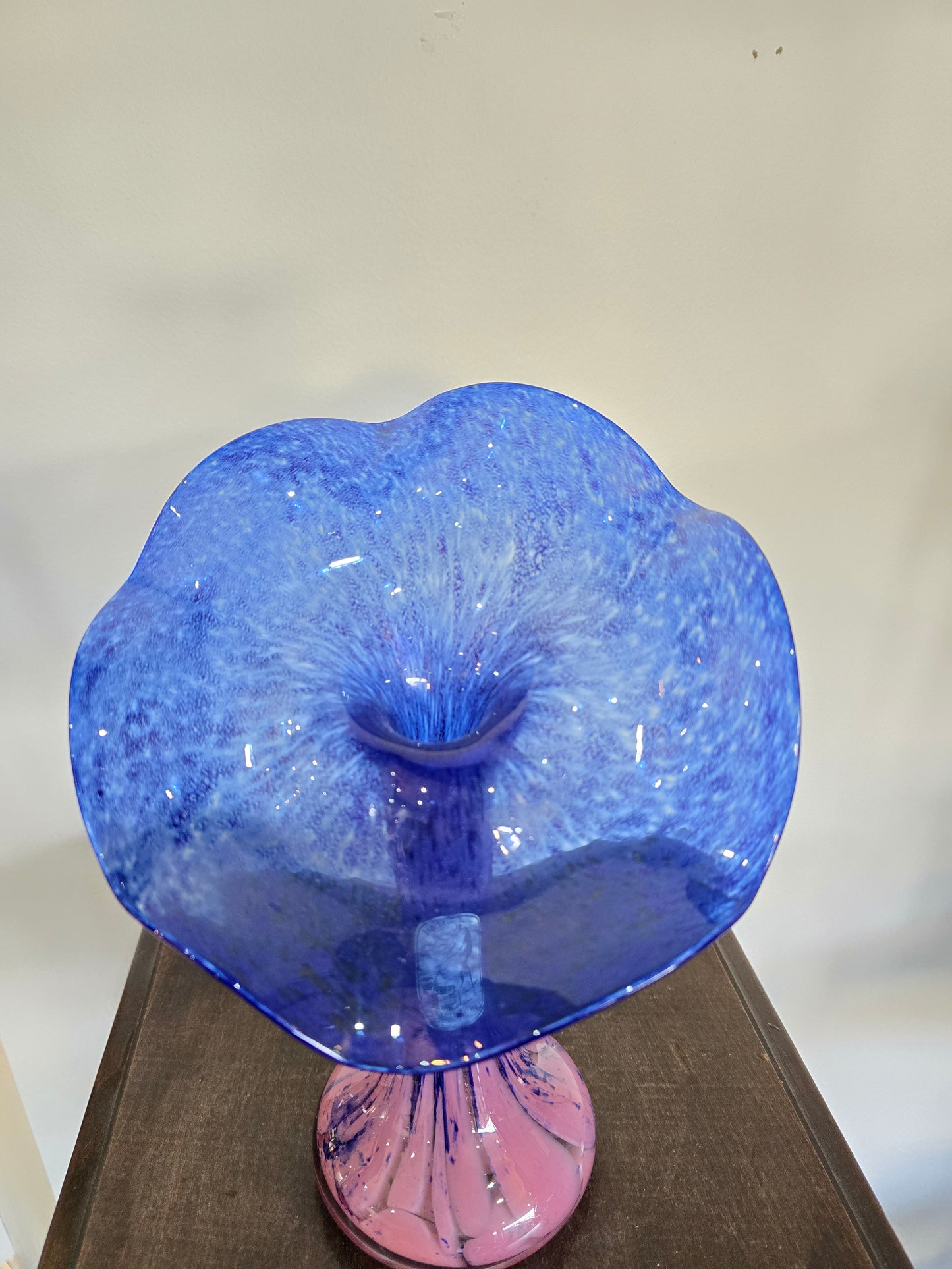 Coupe en verre soufflé La Rochère – Dégradé bleu & rose – Verrerie d’art – H.26 cm