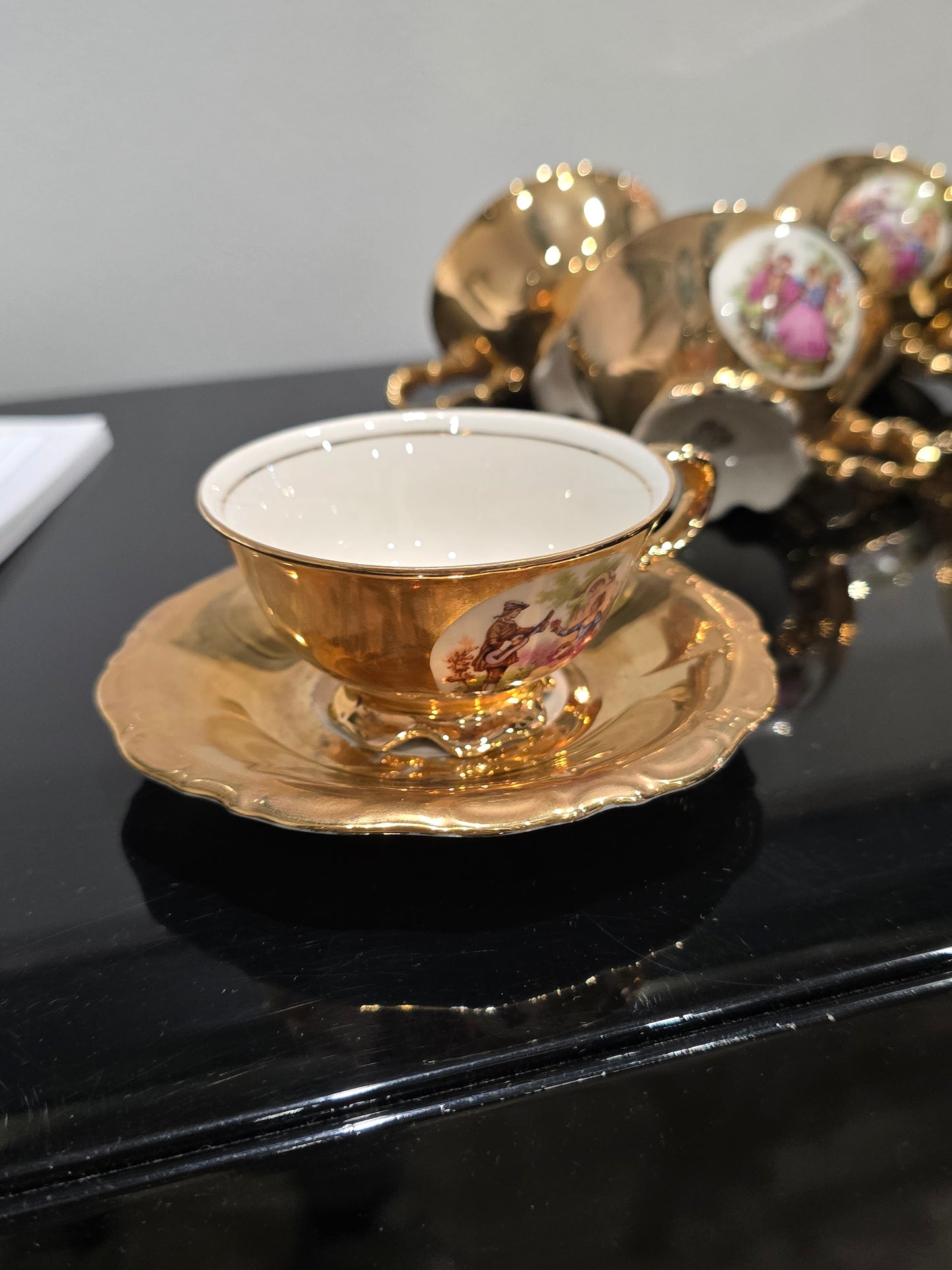 Service à café ancien en porcelaine dorée – Bavaria – Scènes galantes