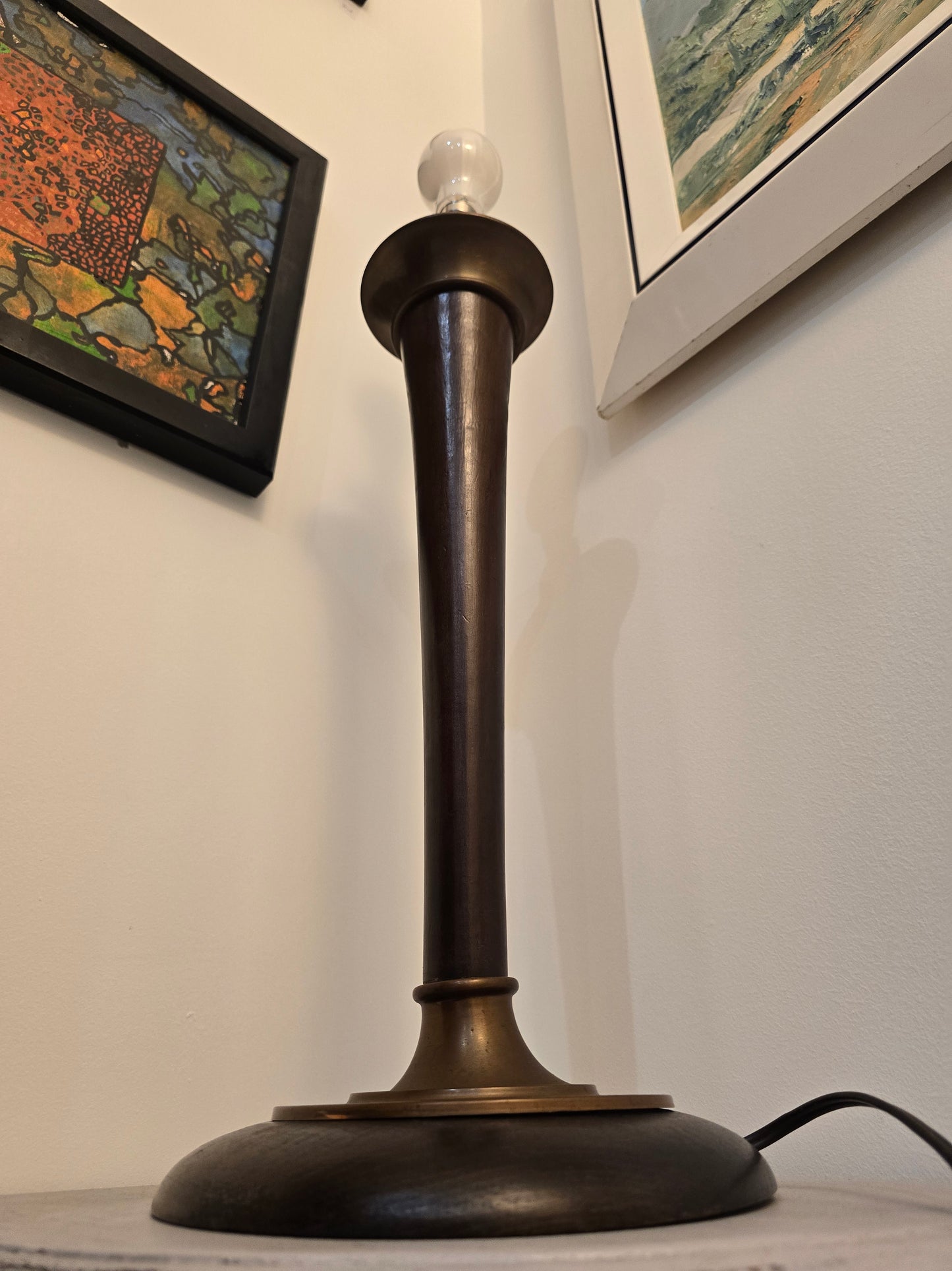 Pied de Lampe vintage style scandinave en bois foncé et métal bronze – 58 cm