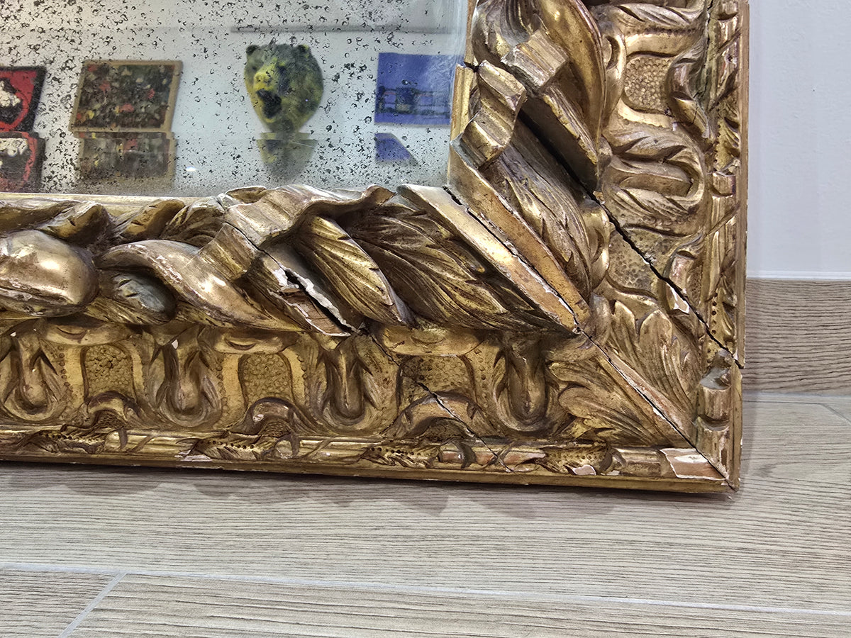 Exceptionnel miroir XVIIIe siècle en bois sculpté doré – décor oiseaux, fruits et angelot – 98 x 68 cm.