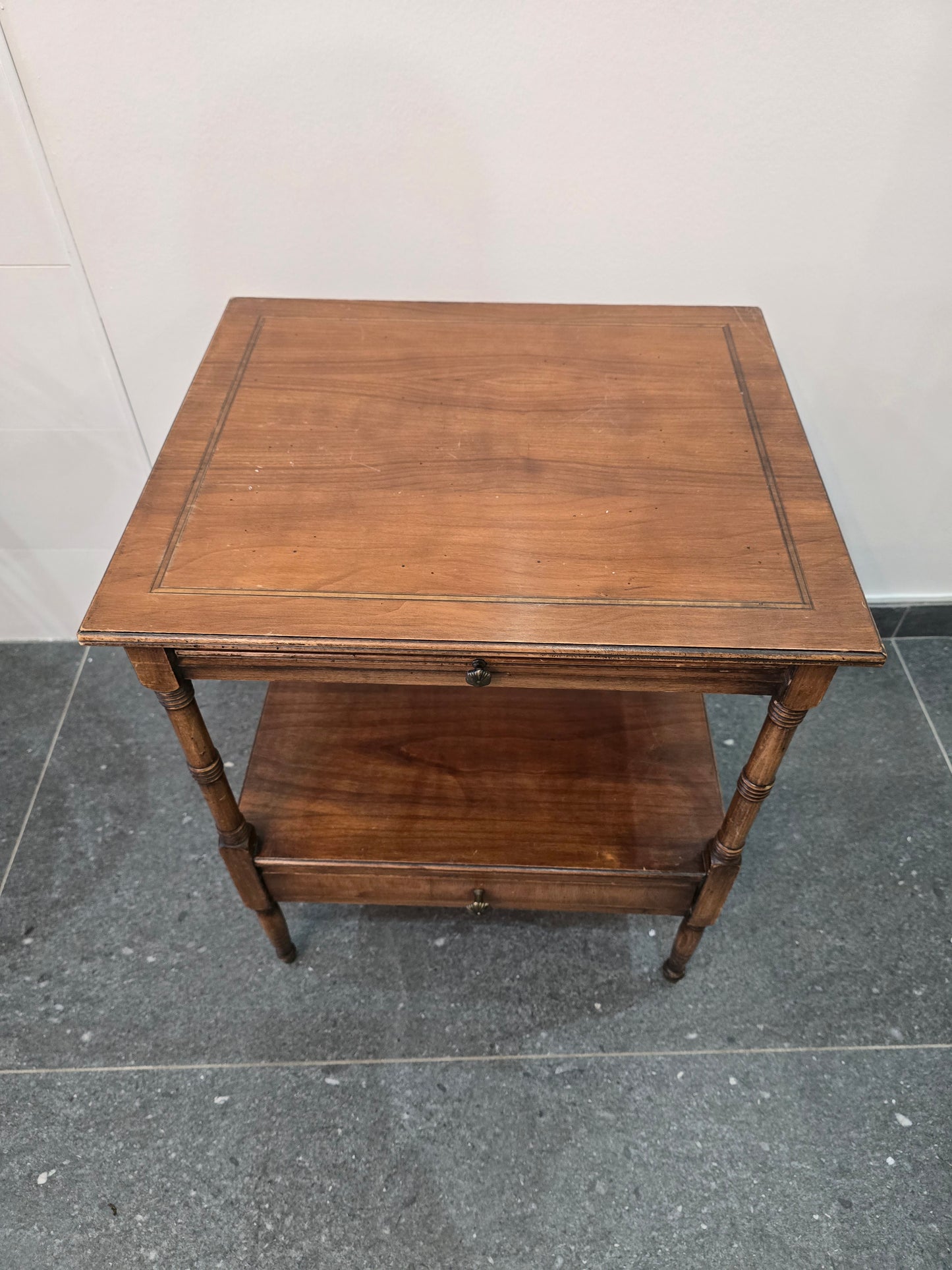 Table de chevet ou bout de canapé en bois – double plateau et tiroir