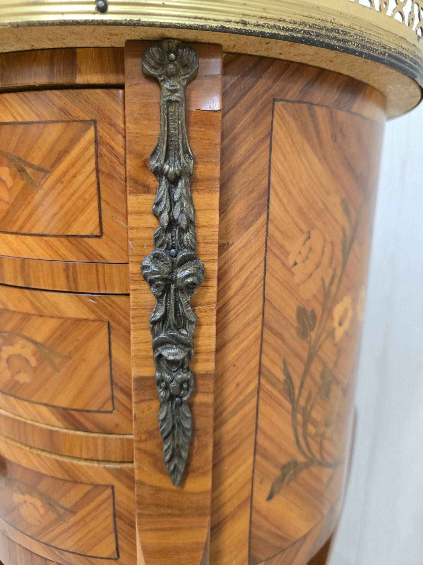 Guéridon marqueté à trois tiroirs – Style Louis XV – Bronze & plateau ajouré