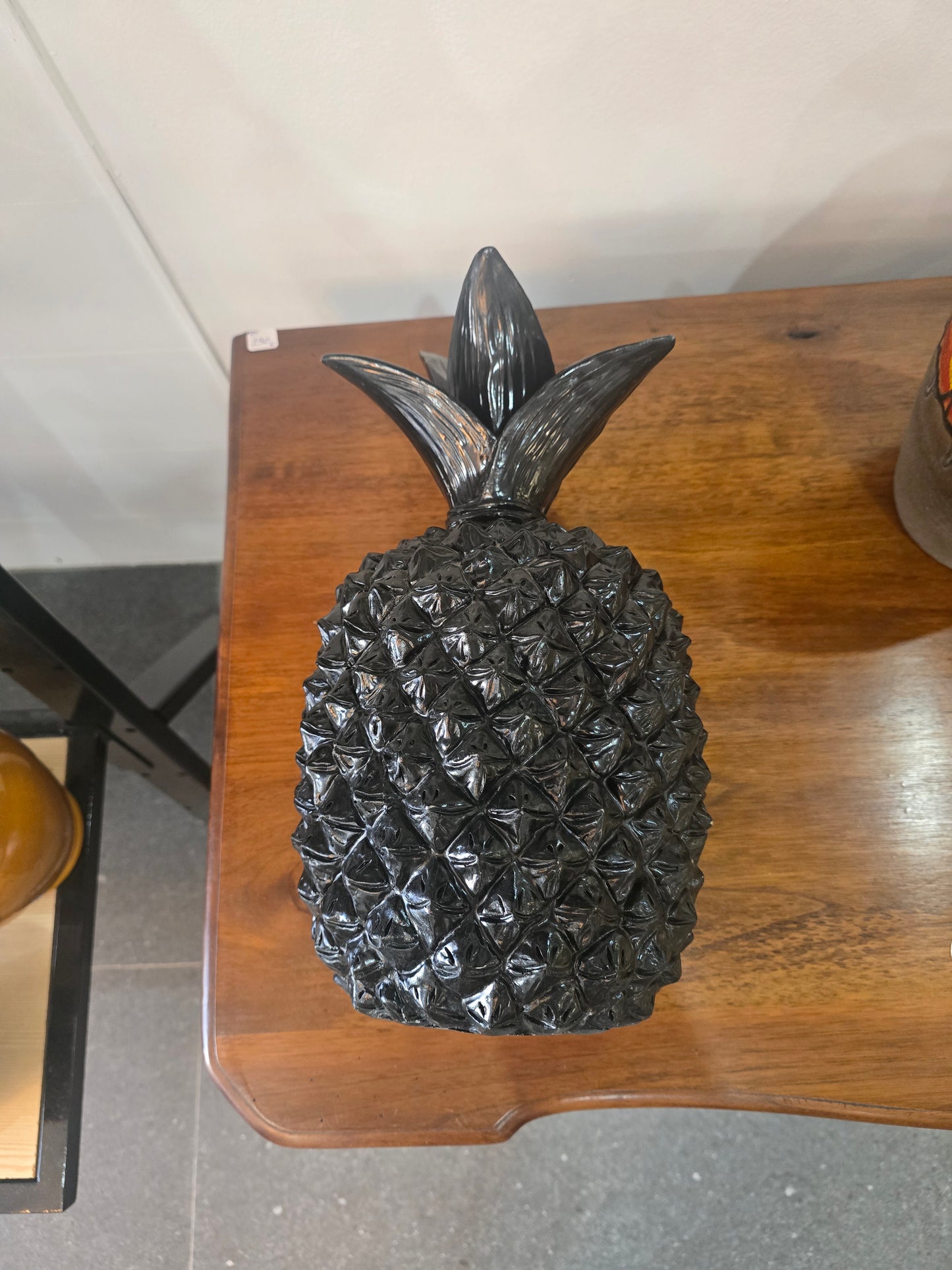 Ananas décoratif noir brillant en résine – objet déco exotique chic