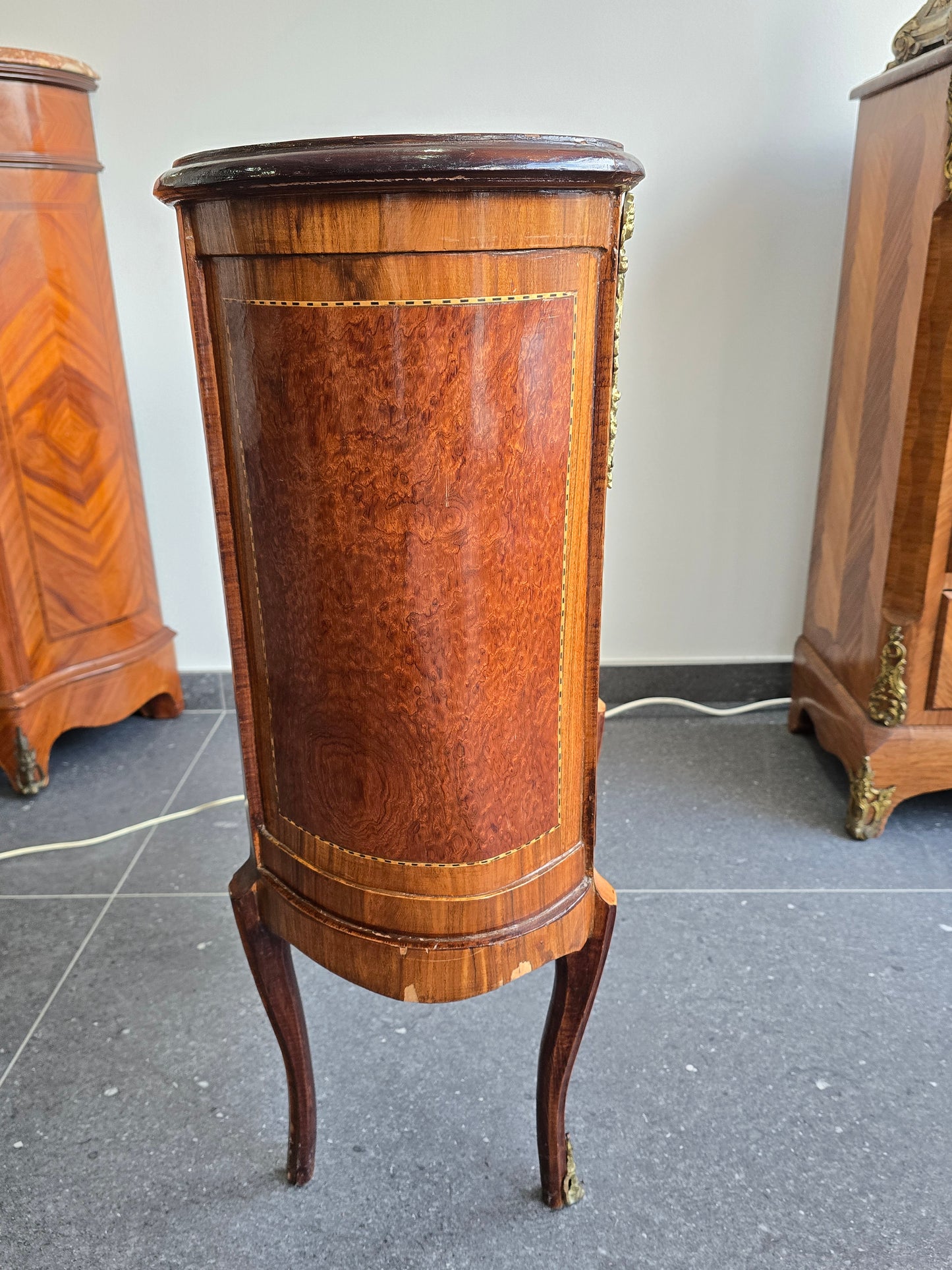 Commode galbée demi-lune en marqueterie – Style Louis XV, fin XIXe siècle