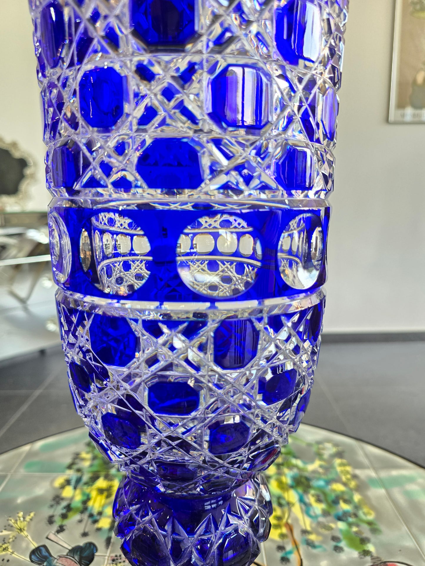 Vase en cristal taillé bleu cobalt “Les Grands Ducs” – Grand modèle sur pied