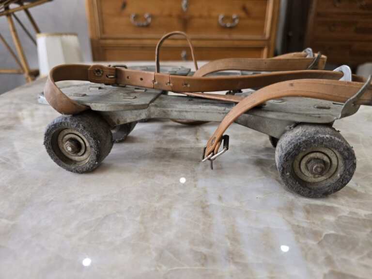 Paire de patins à roulettes vintage Speedy Junior en métal et cuir – Années 50