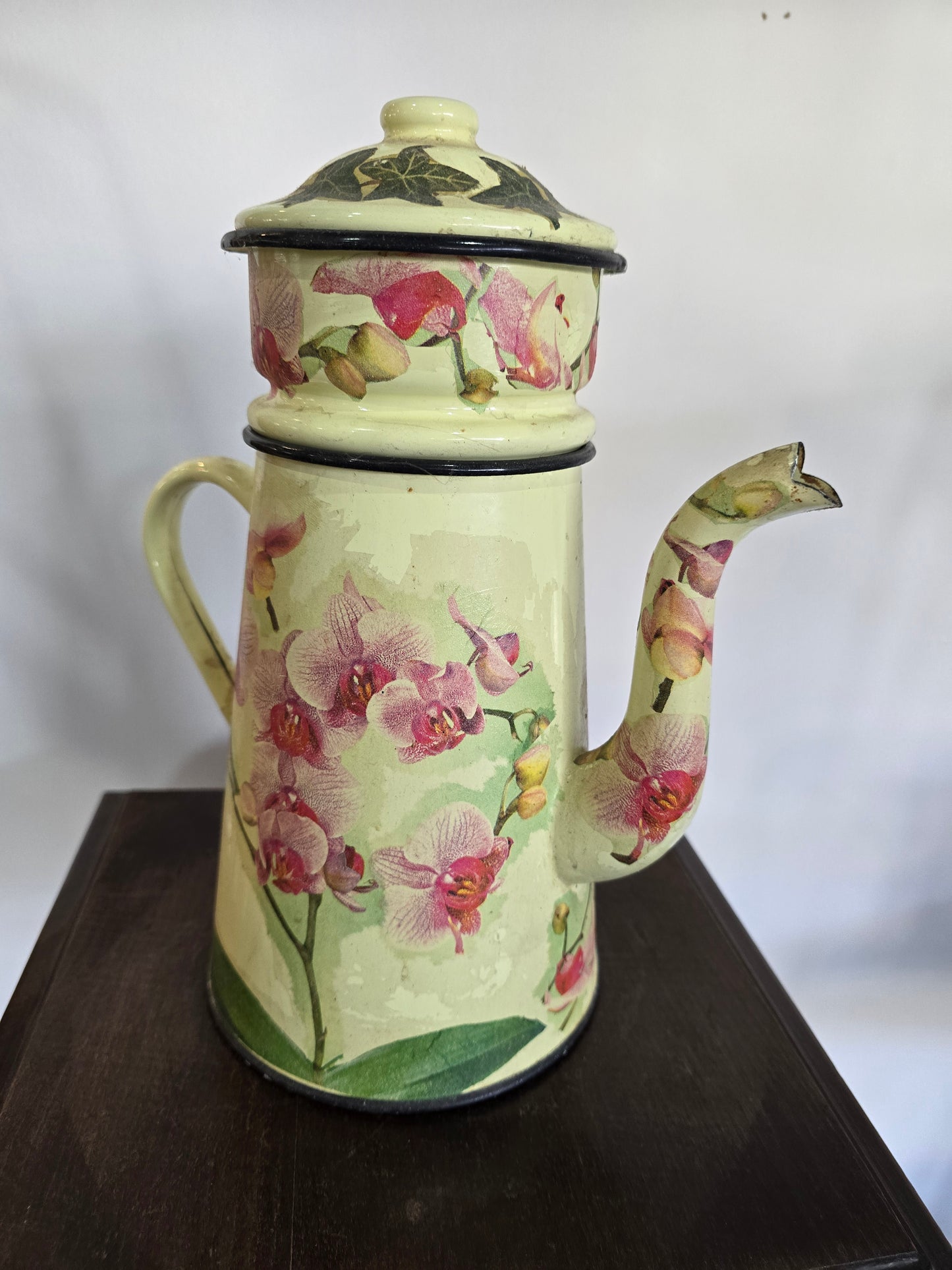 Cafetière vintage en métal émaillé – Décor floral orchidées – H.30 cm