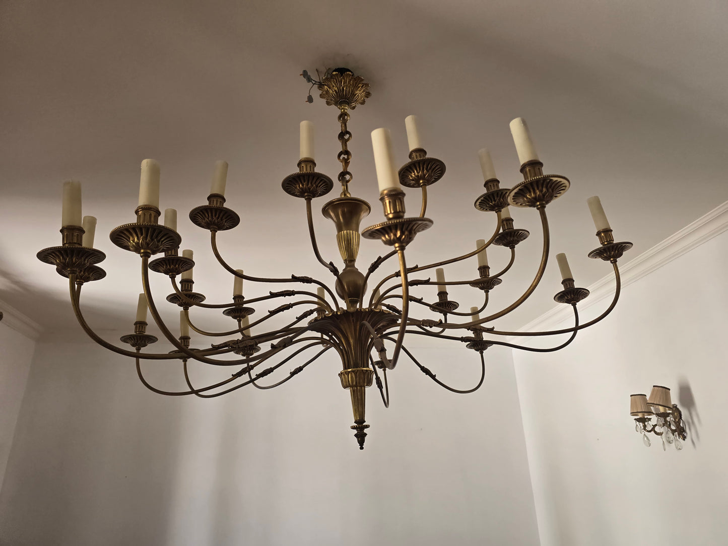 Grand lustre en laiton massif à 24 feux