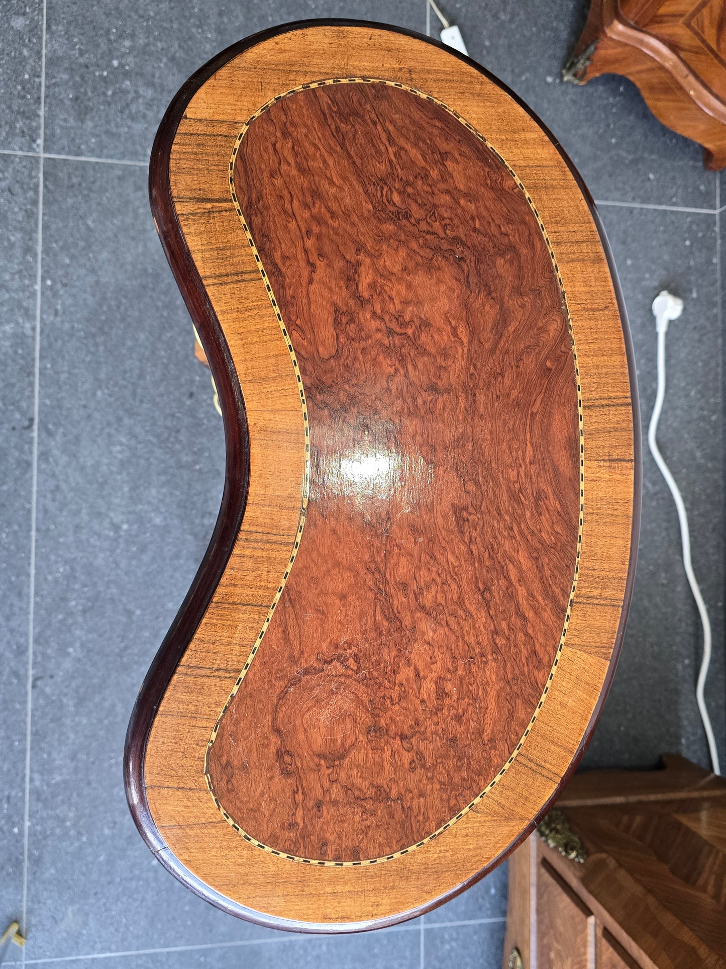 Commode galbée demi-lune en marqueterie – Style Louis XV, fin XIXe siècle