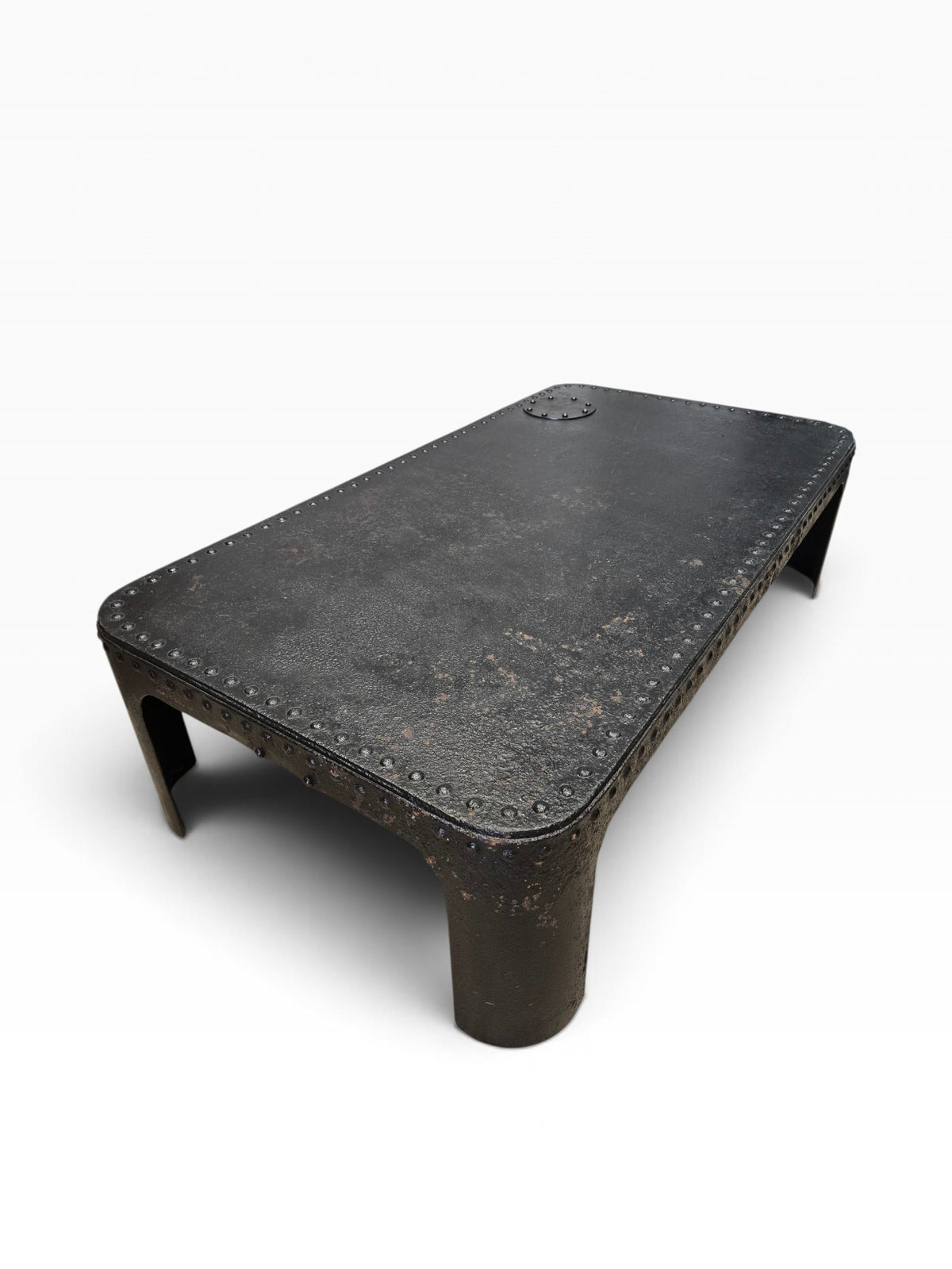 Table basse industrielle en métal riveté vers 1920 – patine noire – 145 × 80 cm