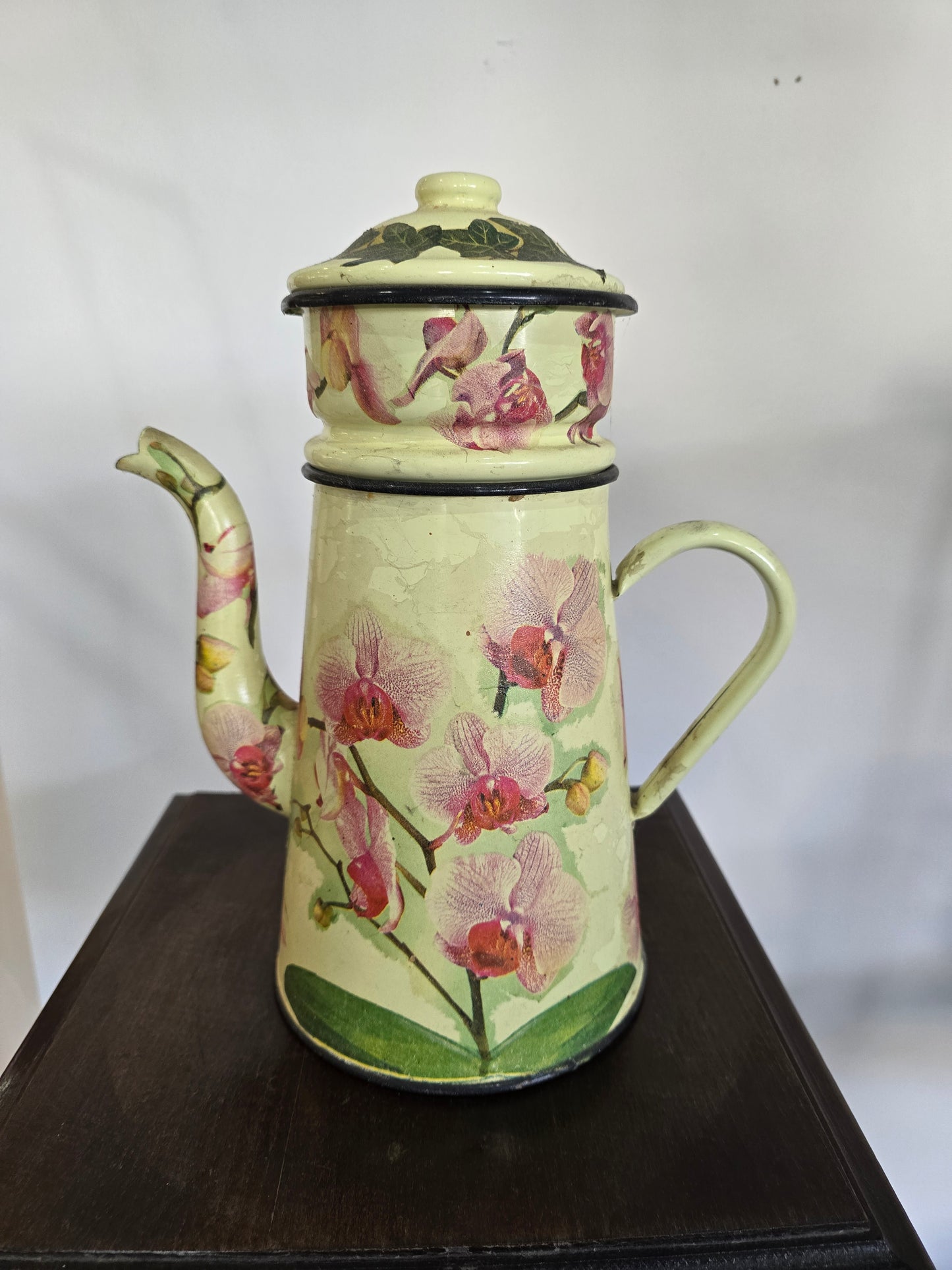 Cafetière vintage en métal émaillé – Décor floral orchidées – H.30 cm