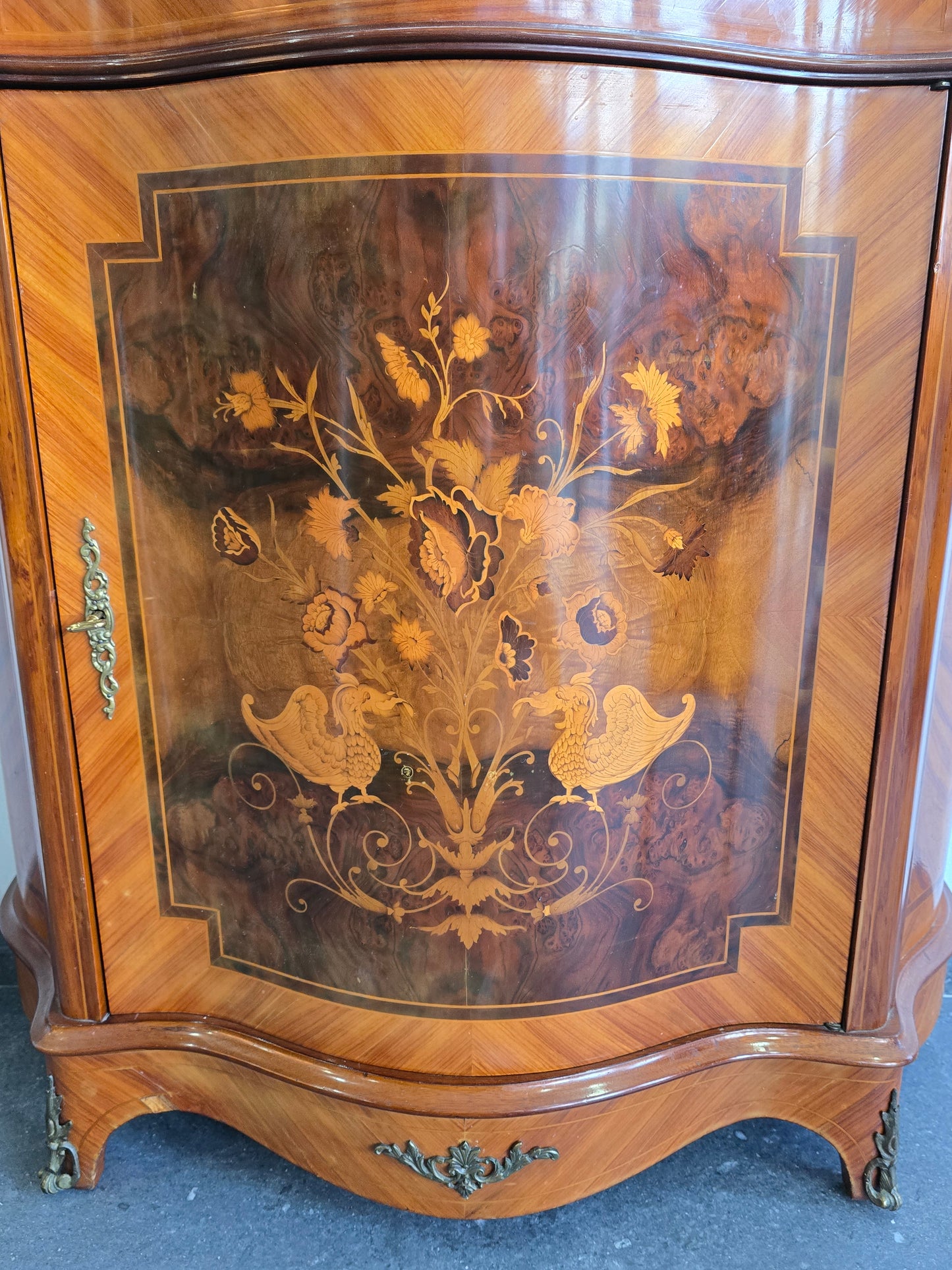 Meuble d’appui galbé en marqueterie florale – Style Louis XV, plateau marbre