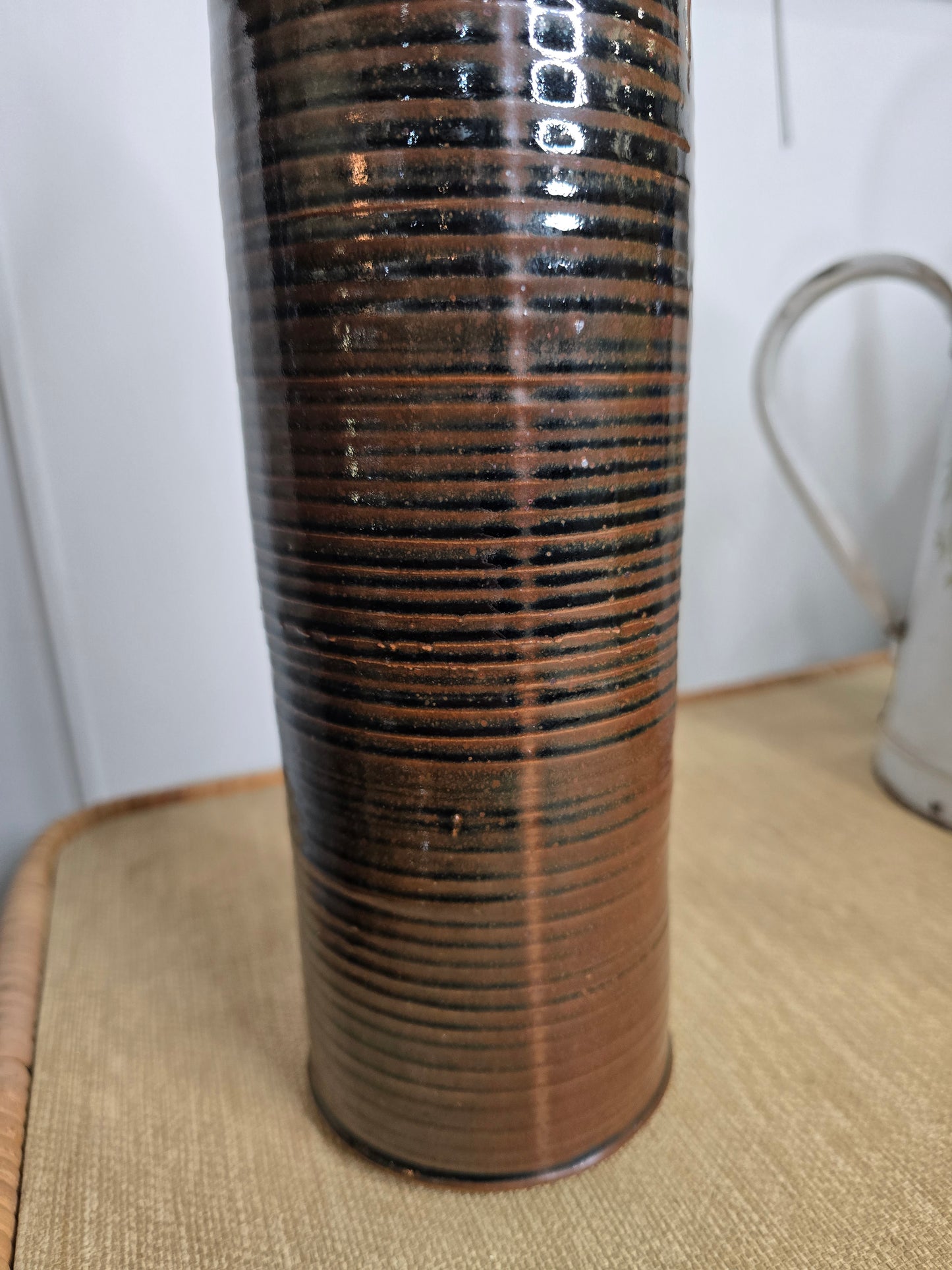 Vase en grès émaillé strié – Tons brun et noir – Travail artisanal – Années 1970