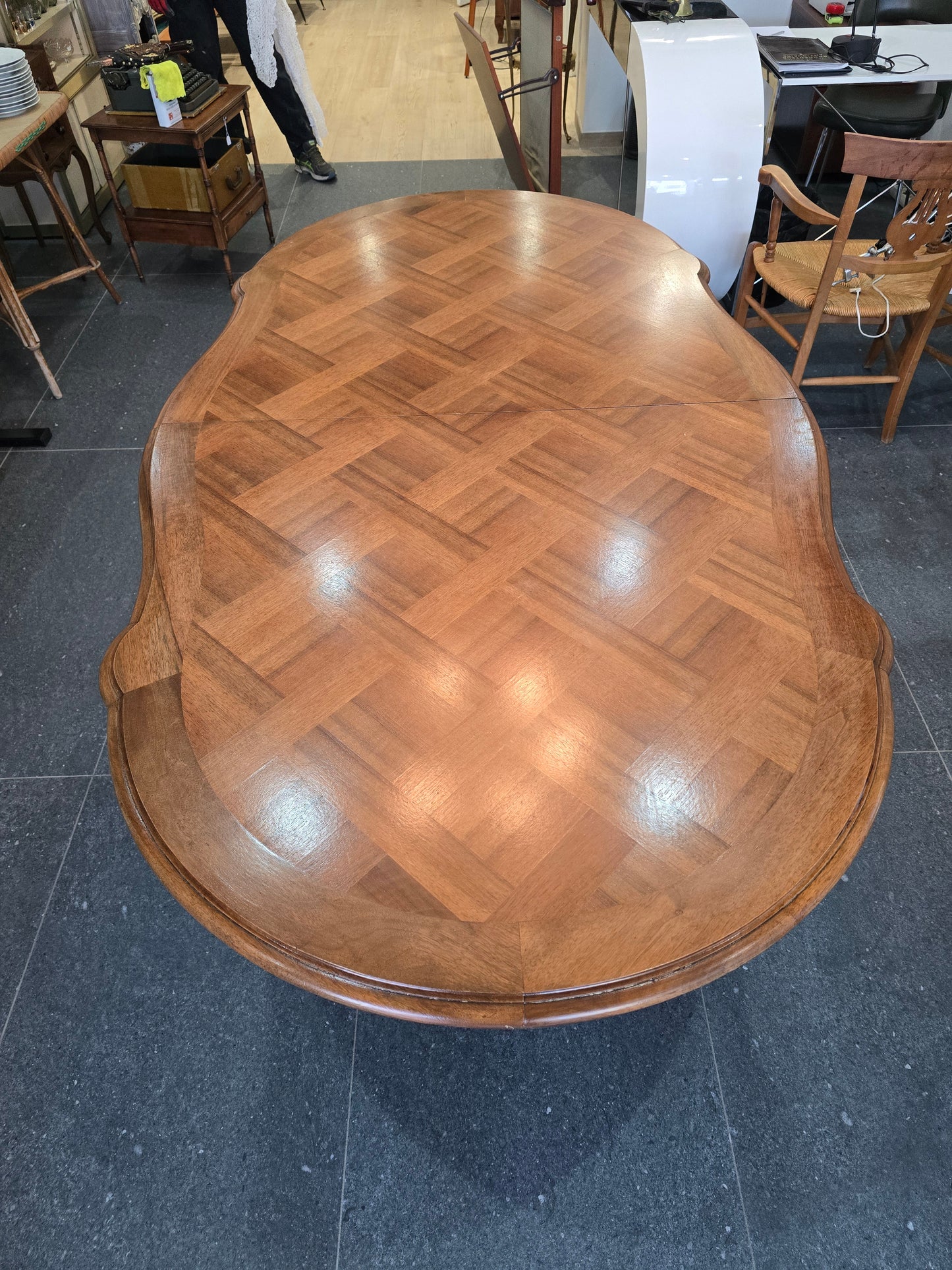 Table de salle à manger extensible – Style Louis XV – Plateau marqueté 1m80 - 3m30