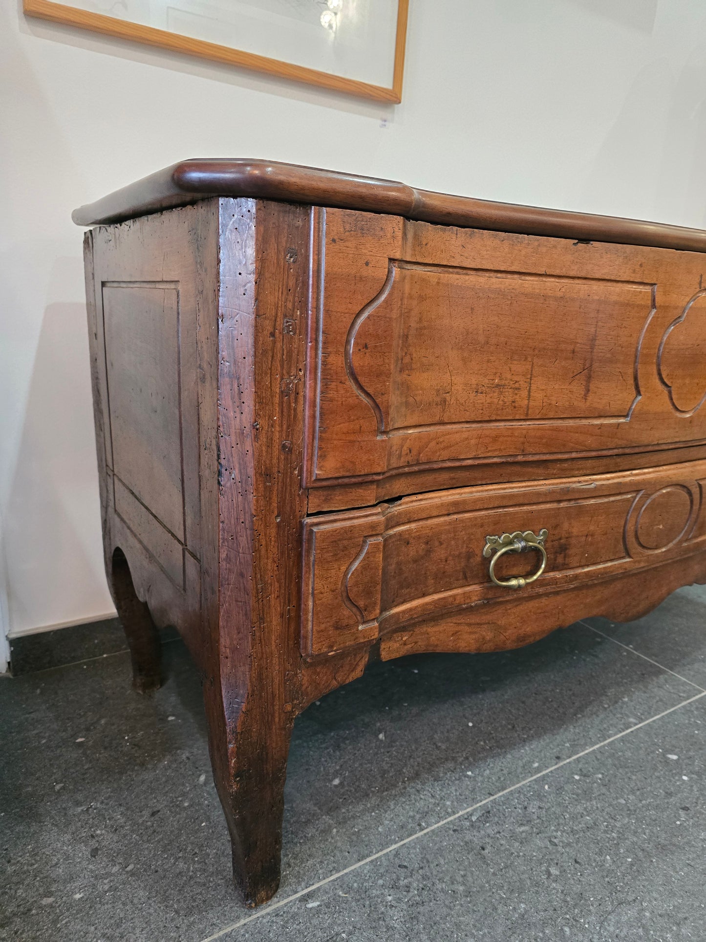 Commode coffre régionale en noyer massif, style Louis XV – fin XVIIIe / début XIXe siècle