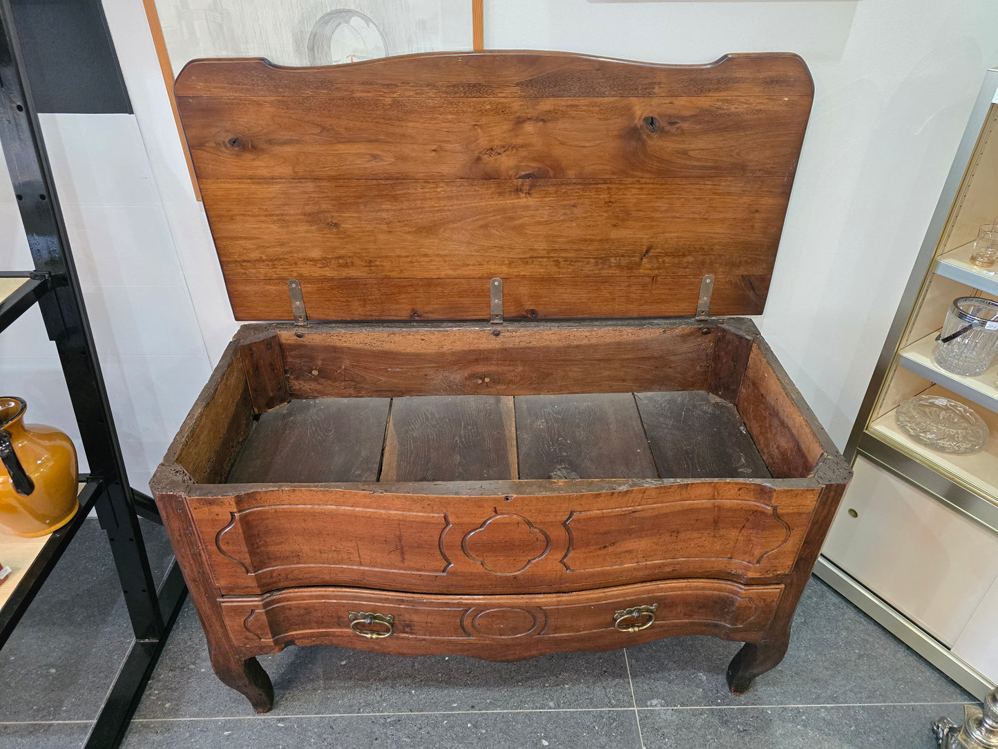 Commode coffre régionale en noyer massif, style Louis XV – fin XVIIIe / début XIXe siècle
