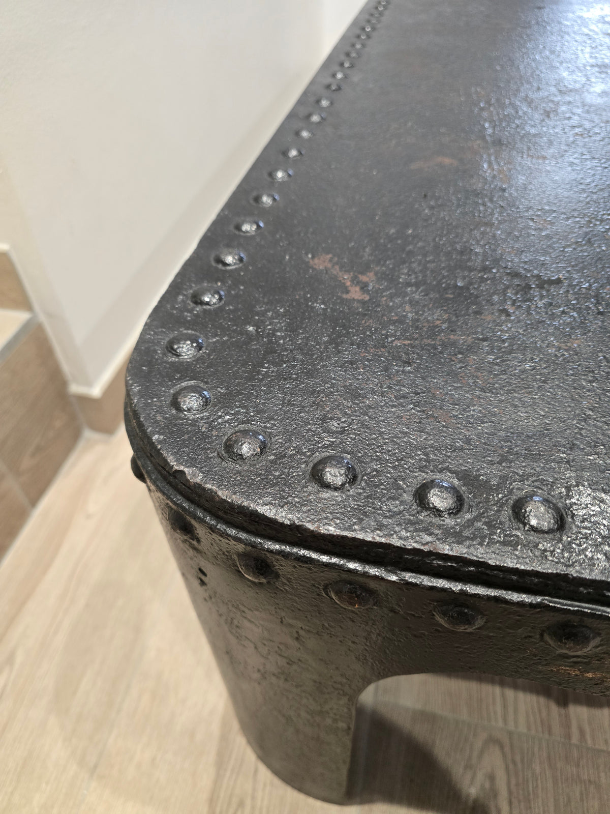 Table basse industrielle en métal riveté vers 1920 – patine noire – 145 × 80 cm
