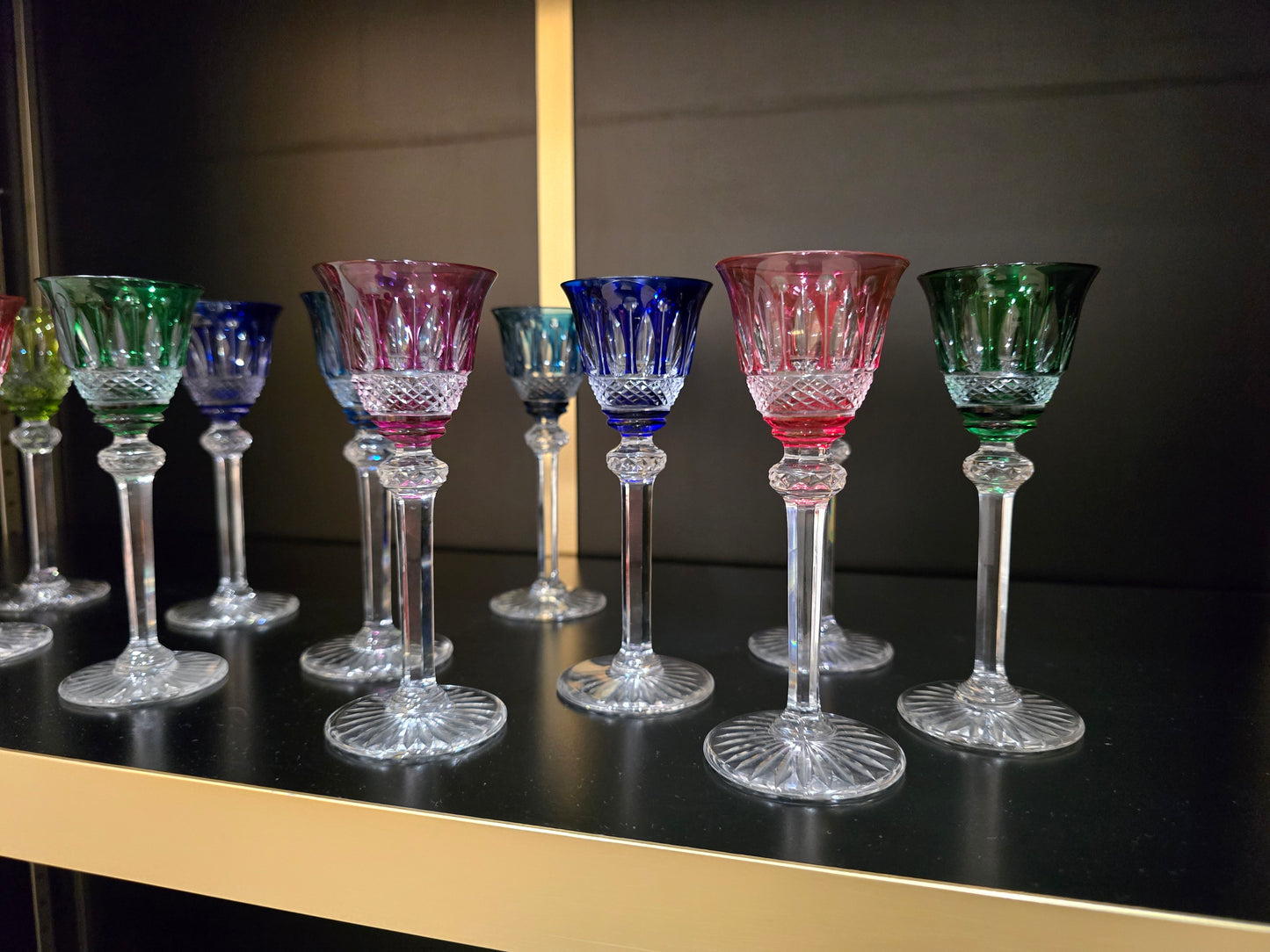 12 verres à liqueur Saint-Louis modèle Tommy en cristal de couleur